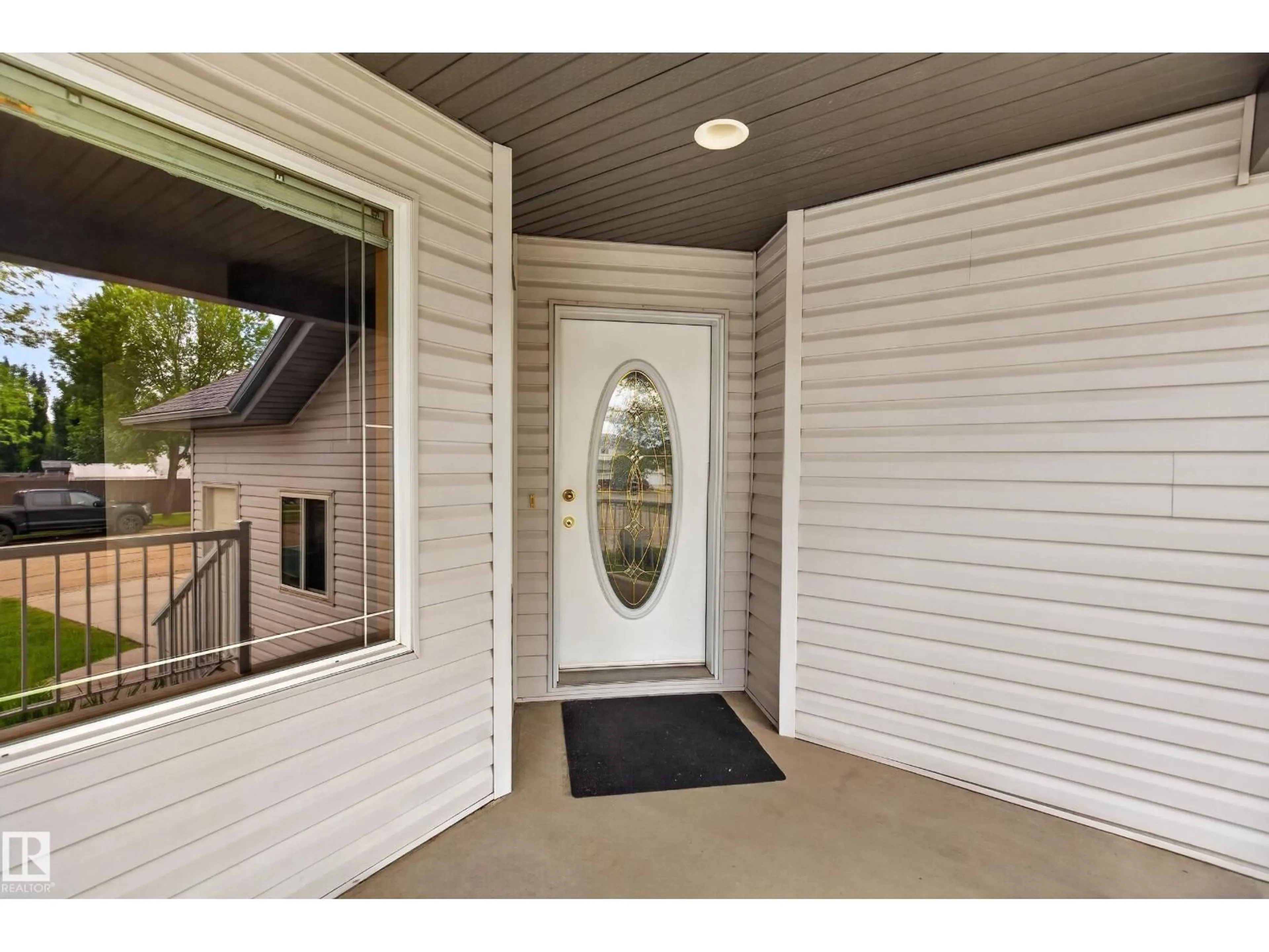 Indoor entryway for 475 HIGHWOOD BV, Devon Alberta T9G2G4