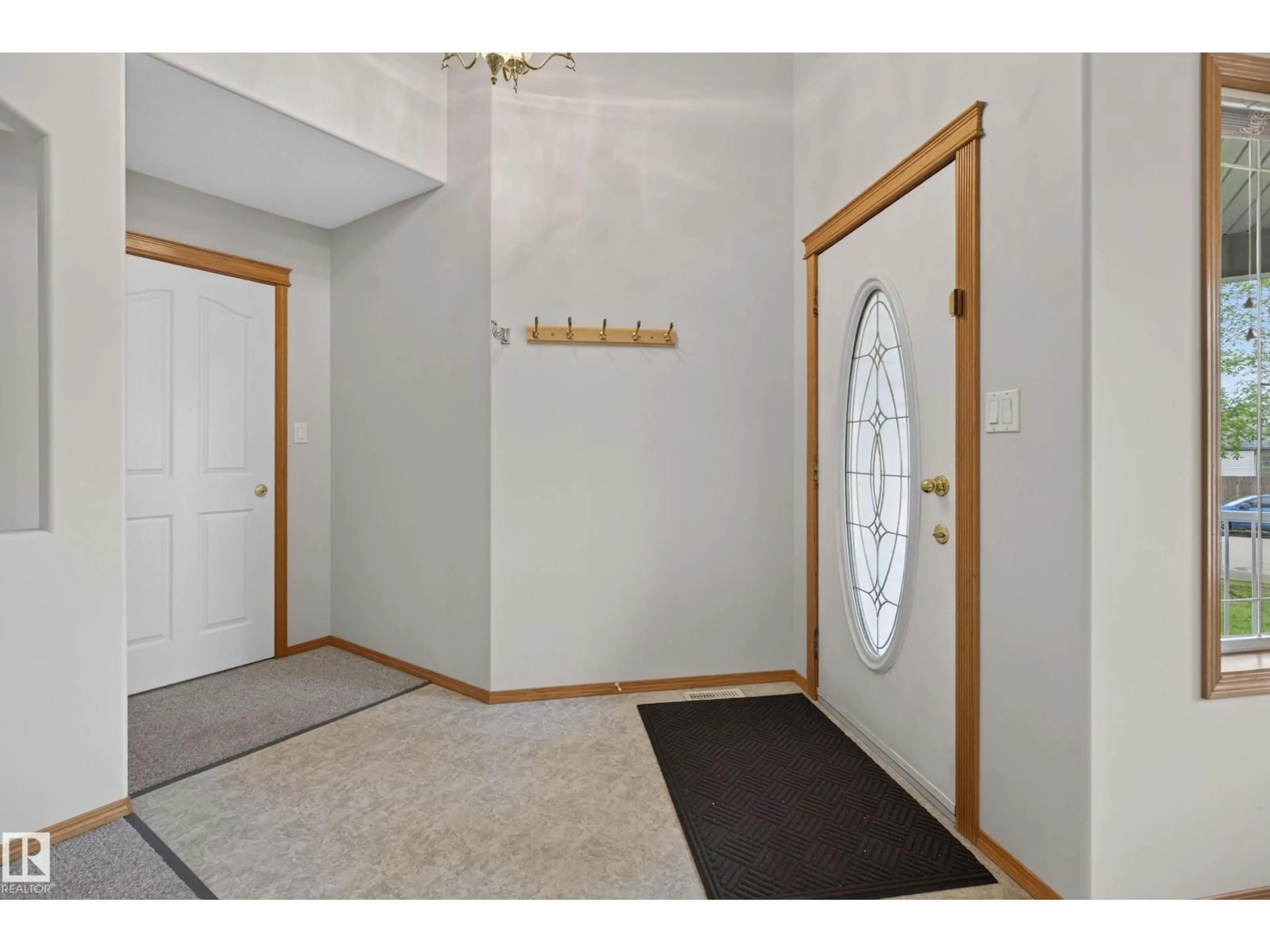 Indoor entryway for 475 HIGHWOOD BV, Devon Alberta T9G2G4