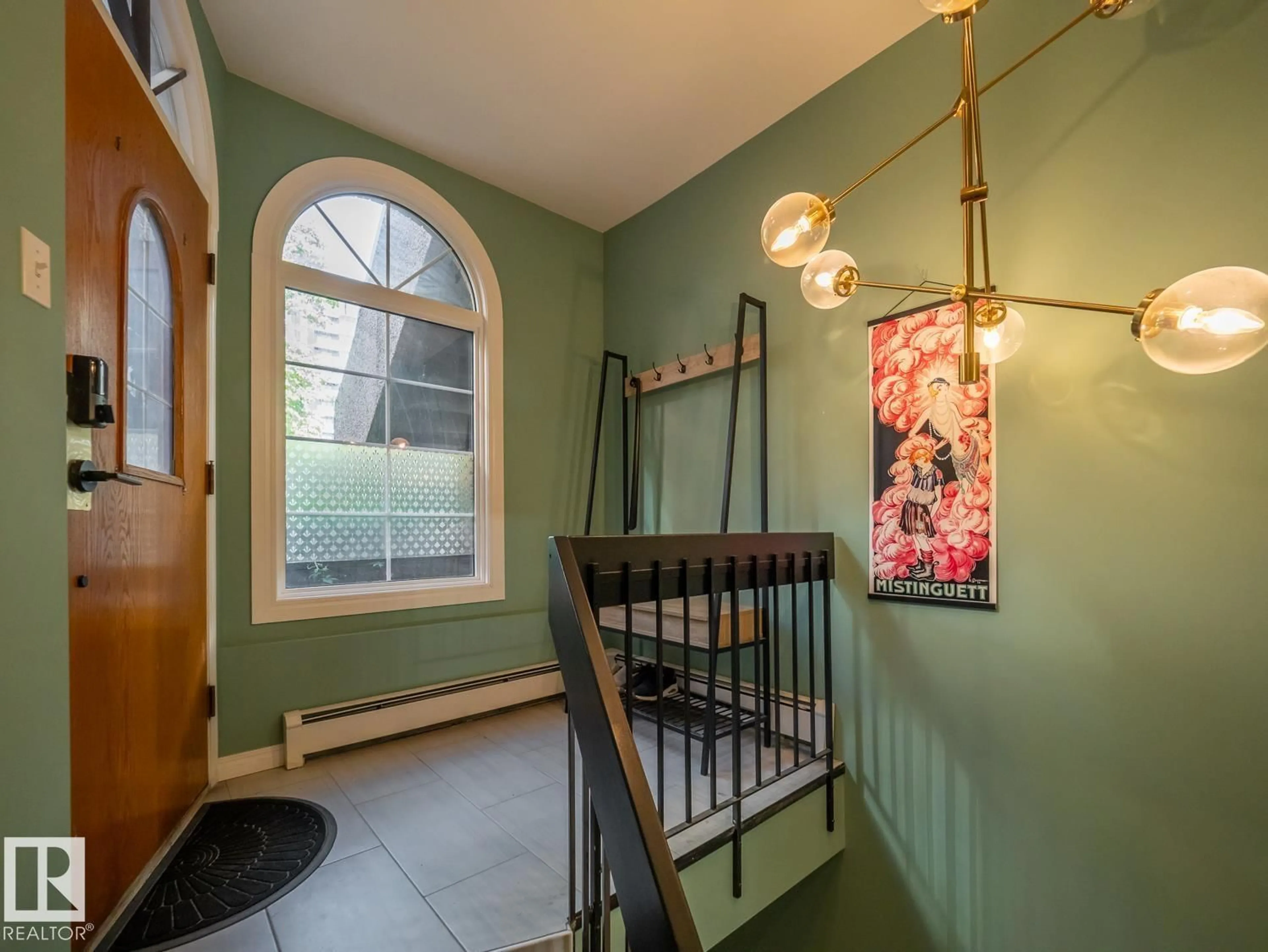 Indoor entryway for 11116 83 AV, Edmonton Alberta T6G0V1