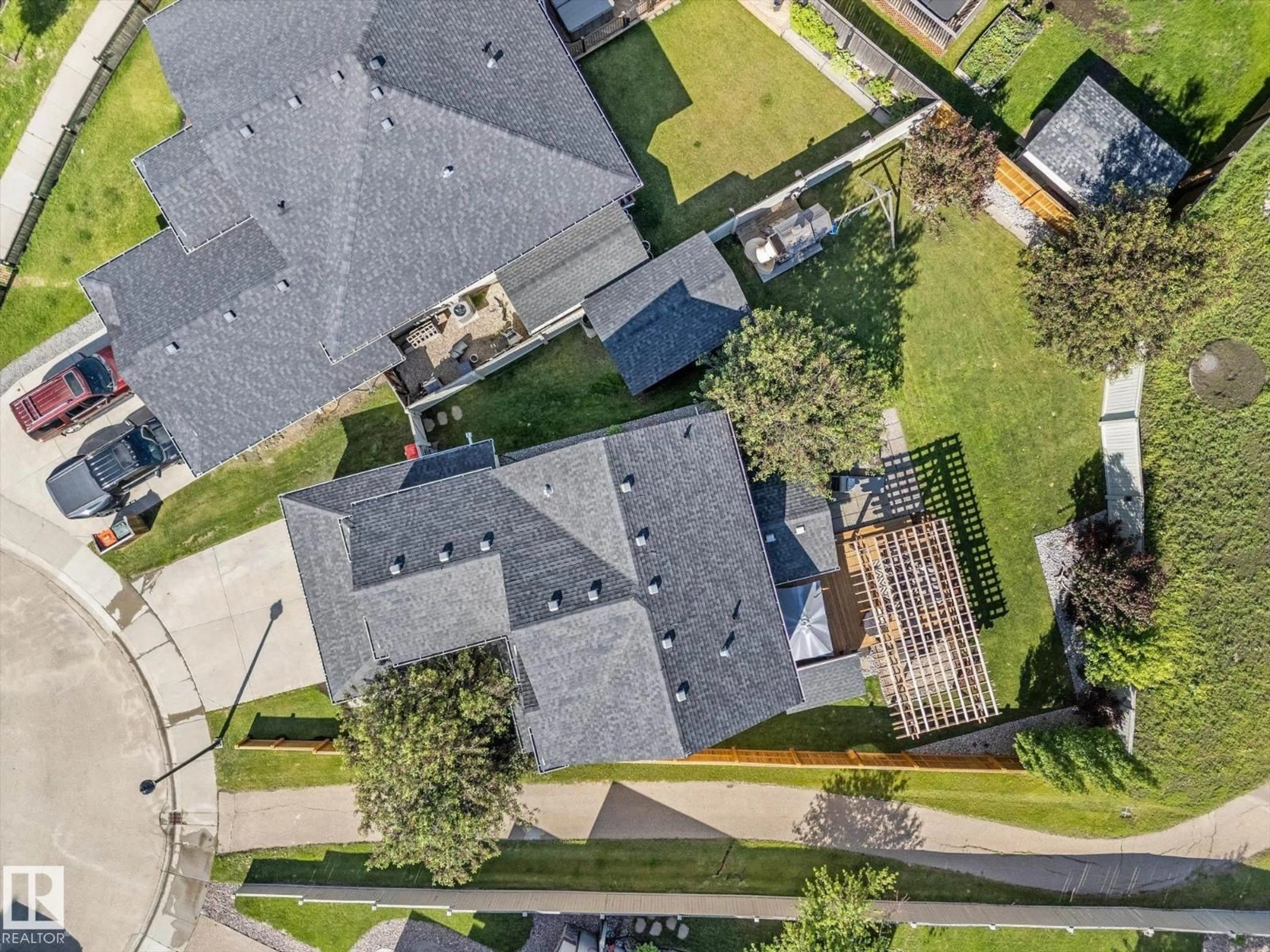 A pic from outside/outdoor area/front of a property/back of a property/a pic from drone, street for 10 WILLOWDALE PL, Stony Plain Alberta T7Z0A4