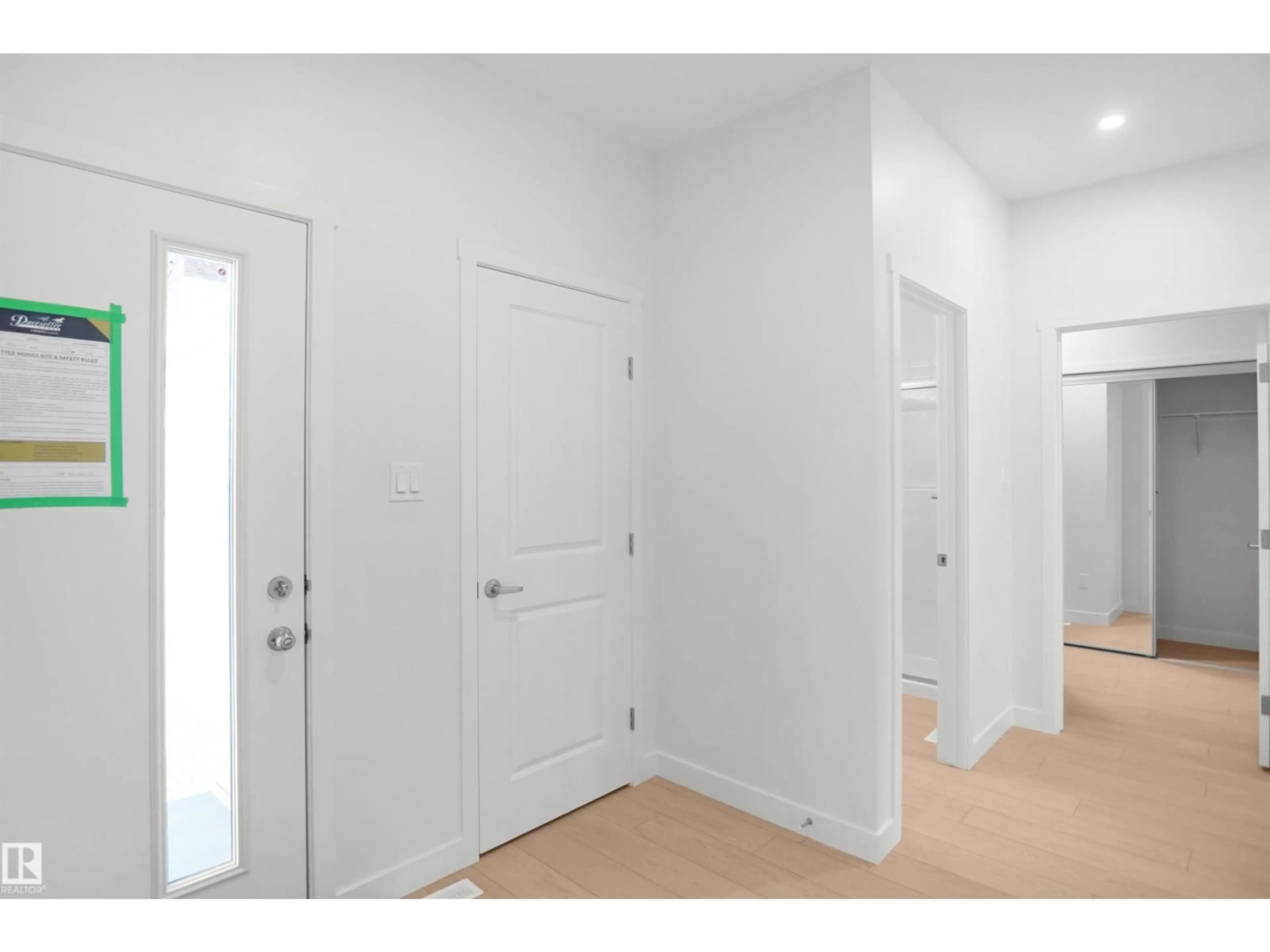 Indoor entryway for 956 17 AV, Edmonton Alberta T6T2S5