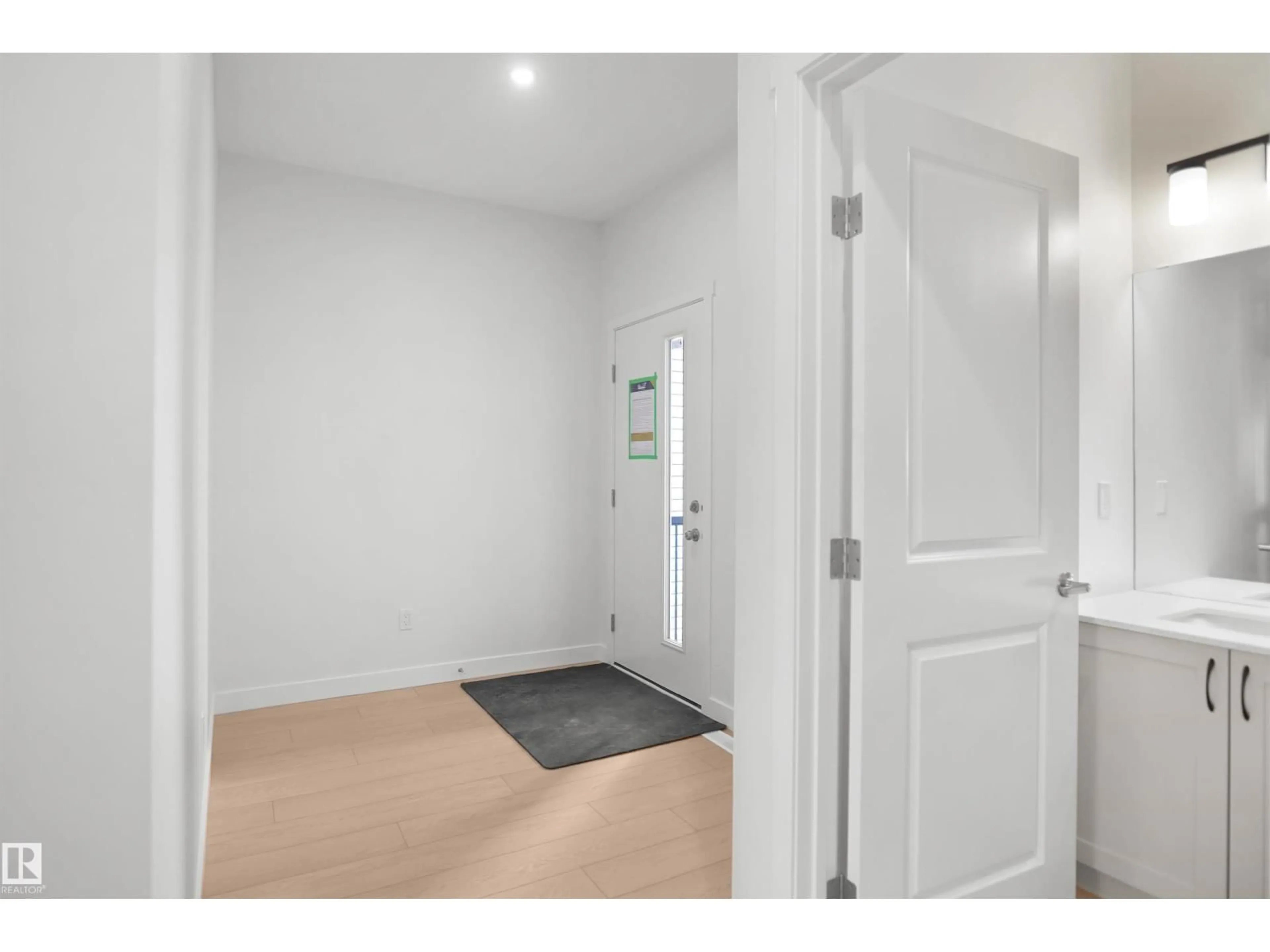 Indoor entryway for 956 17 AV, Edmonton Alberta T6T2S5