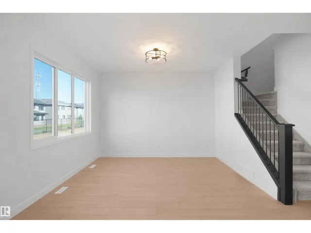 956 17 AV, Edmonton 5