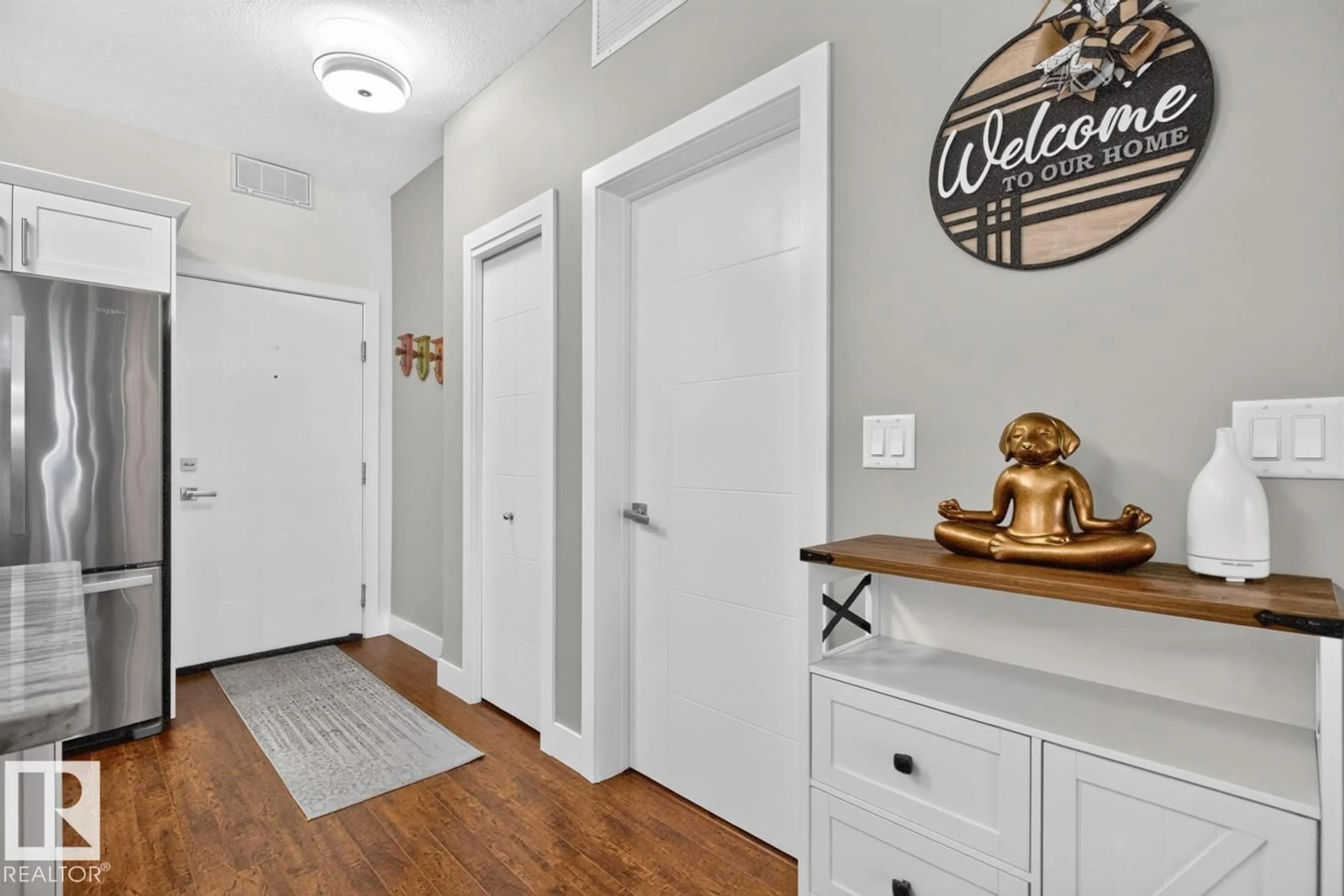Indoor entryway for 105 - 111 FESTIVAL WY, Sherwood Park Alberta T8A4Y4