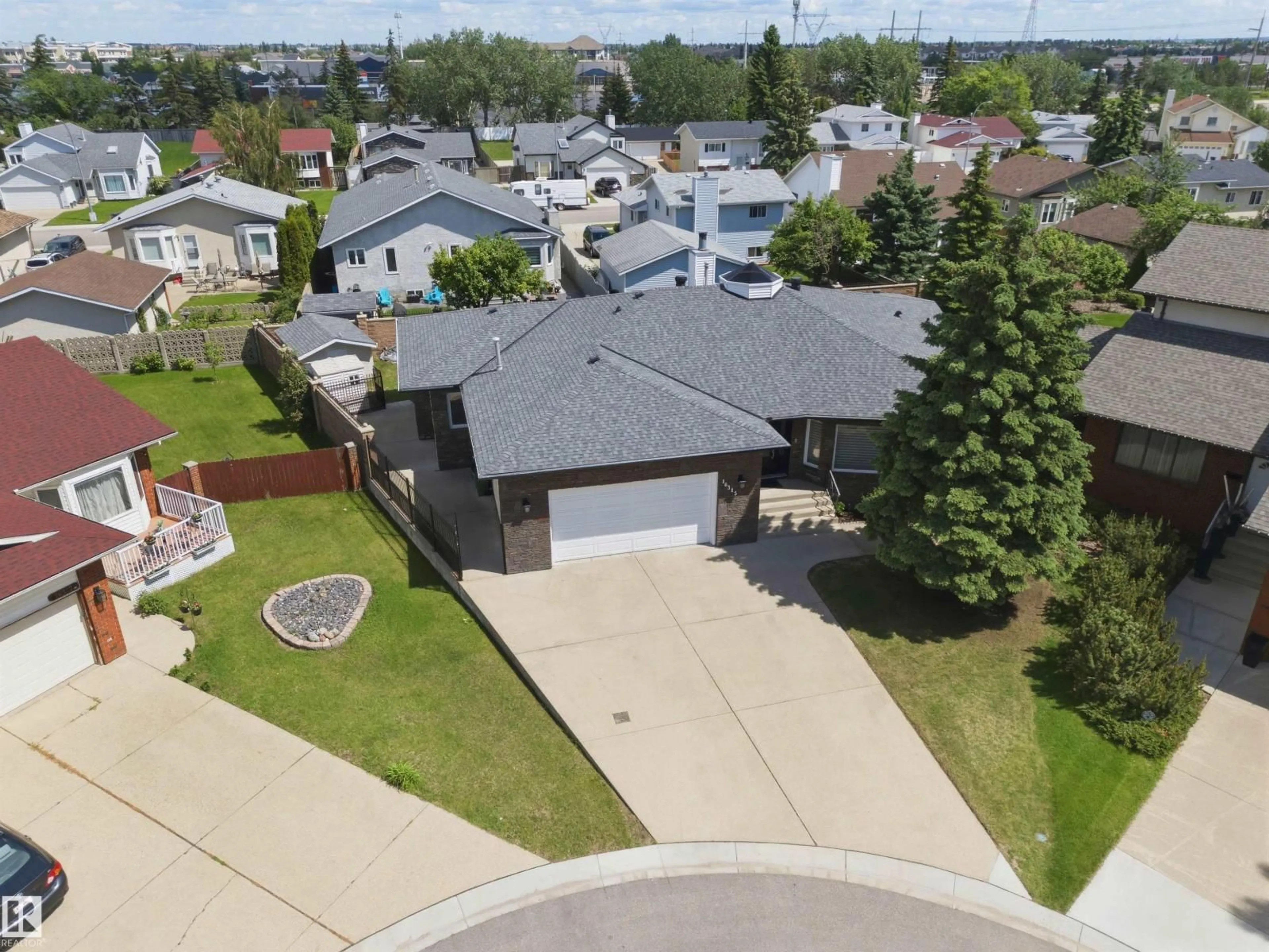 A pic from outside/outdoor area/front of a property/back of a property/a pic from drone, street for NW - 16315 99 ST, Edmonton Alberta T5X5J1