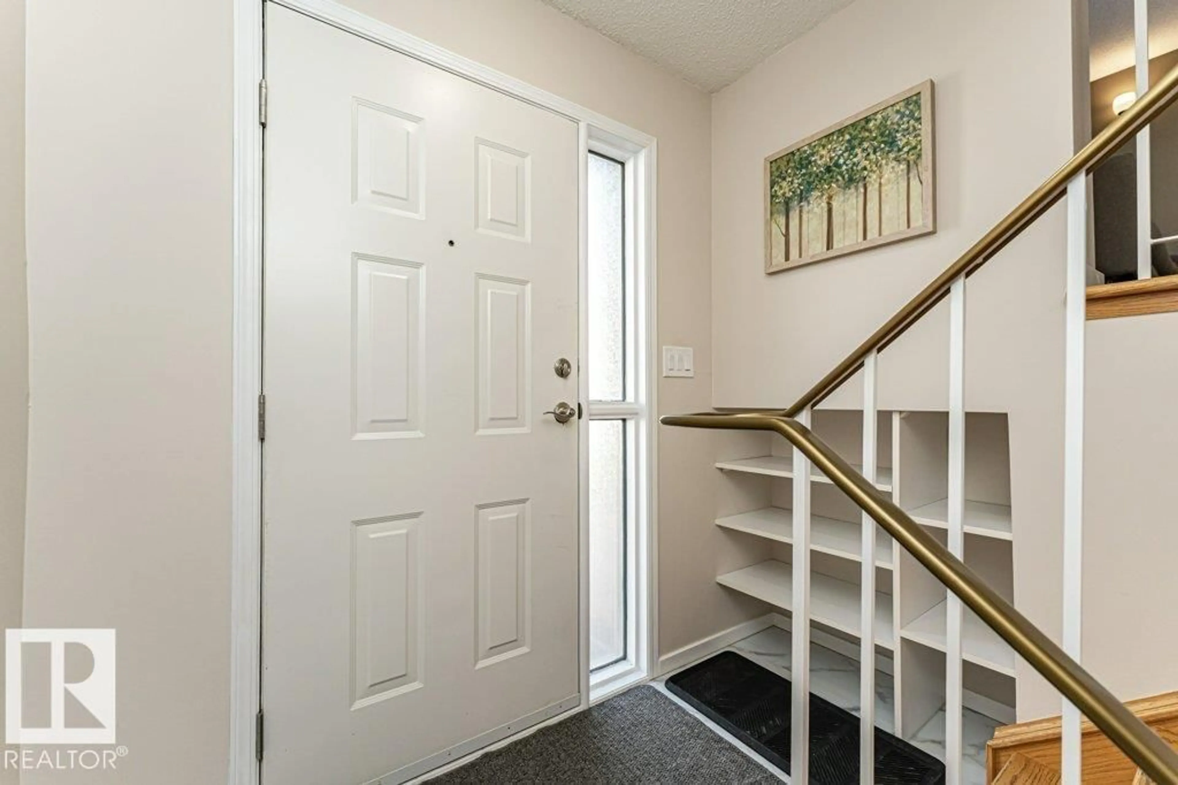 Indoor entryway for 17610 96 AV, Edmonton Alberta T5T6C2