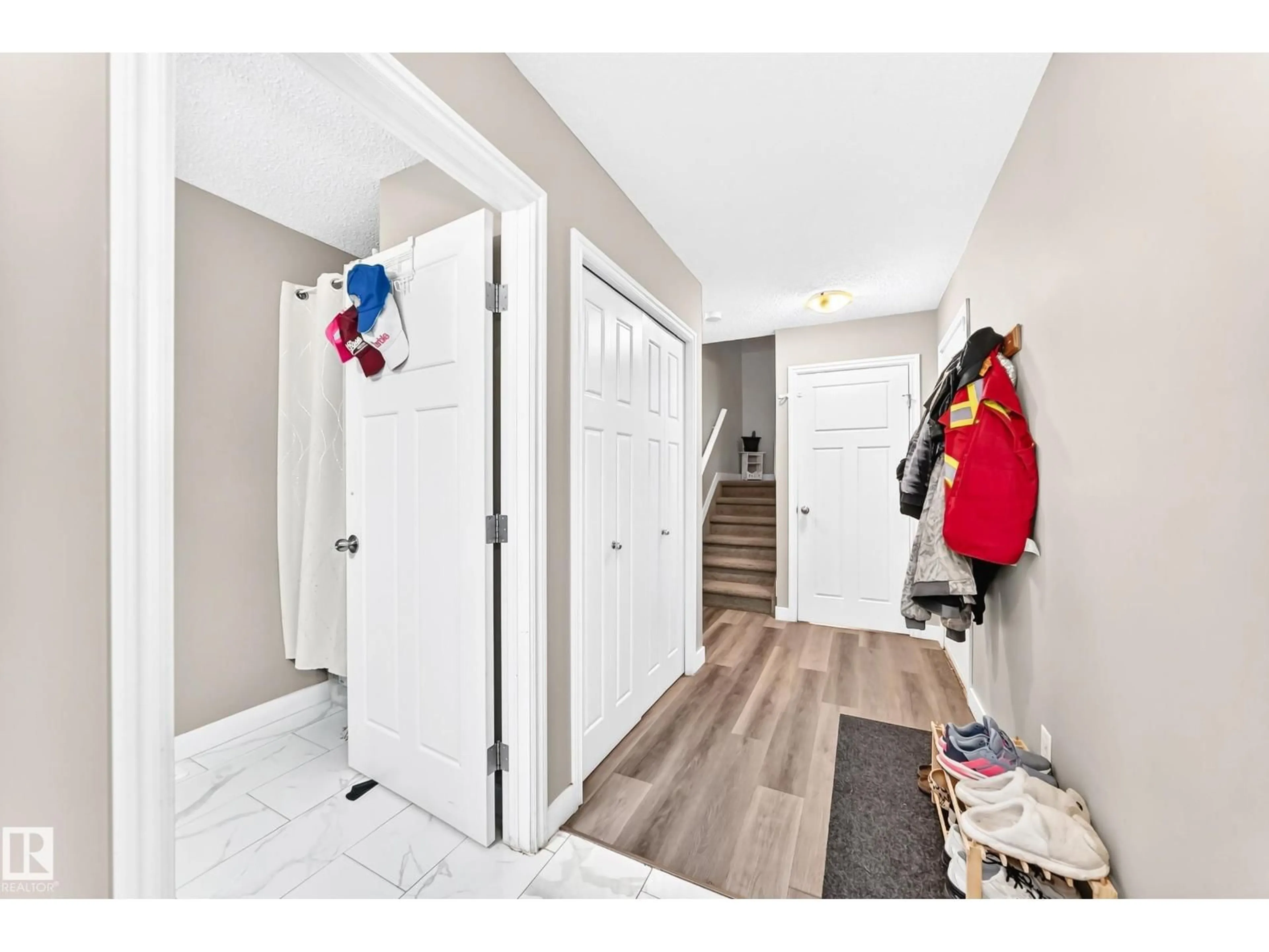 Indoor entryway for SW - 6123 13 AV, Edmonton Alberta T6X0M6