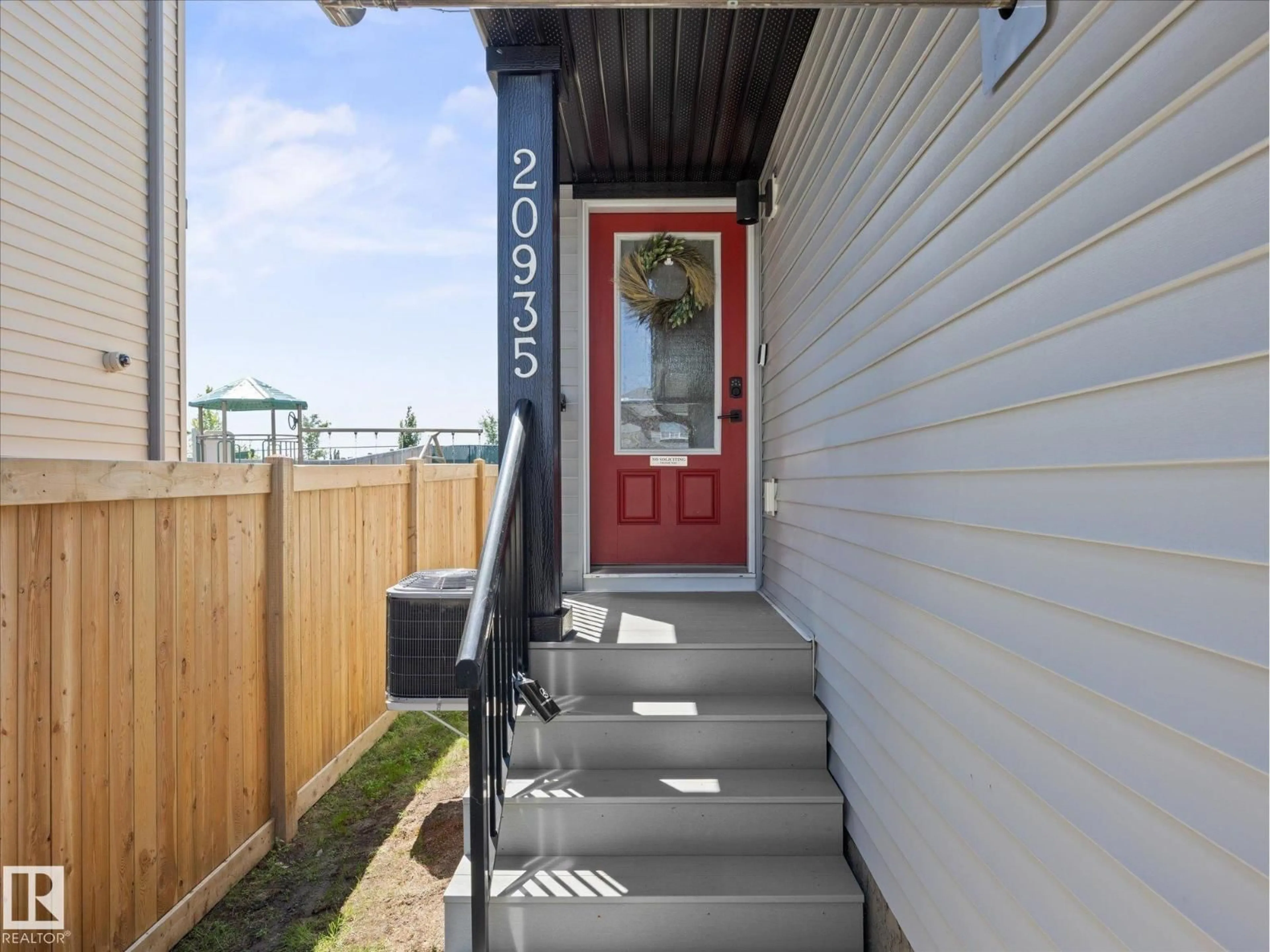 Indoor entryway for 20935 95 AV, Edmonton Alberta T5T7J6
