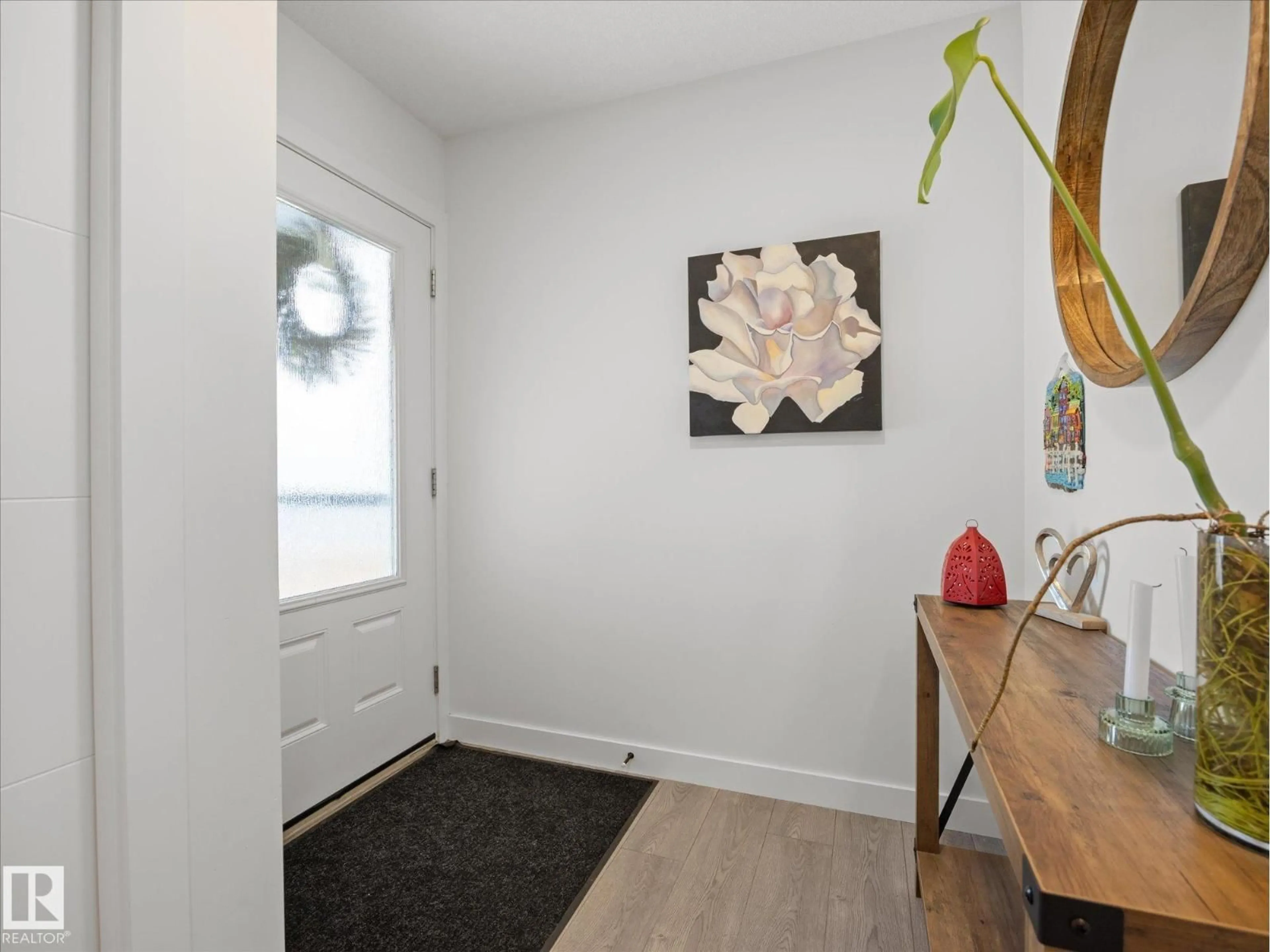 Indoor entryway for 20935 95 AV, Edmonton Alberta T5T7J6