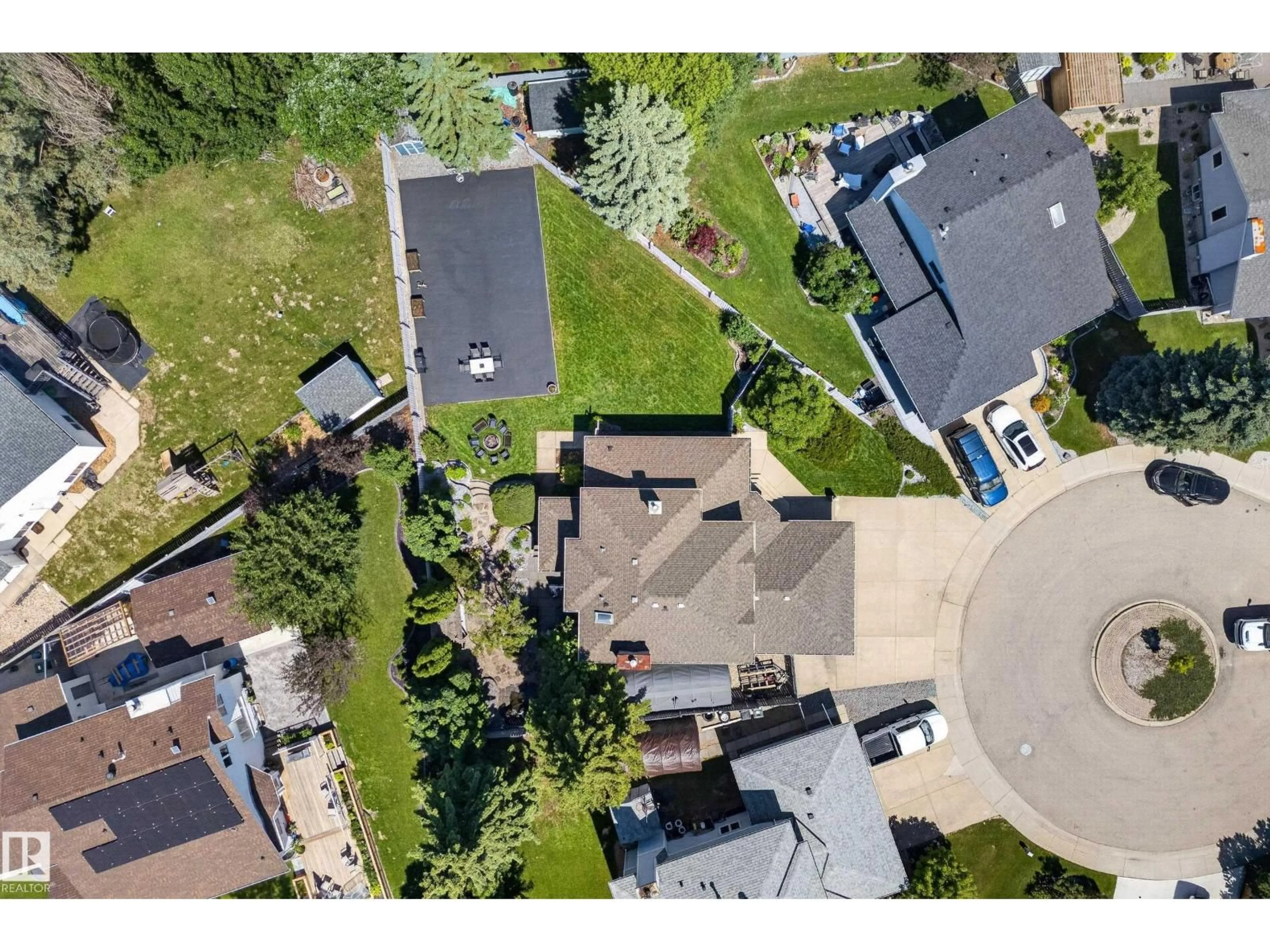 A pic from outside/outdoor area/front of a property/back of a property/a pic from drone, street for 40 CARMEL RD, Sherwood Park Alberta T8A5A6