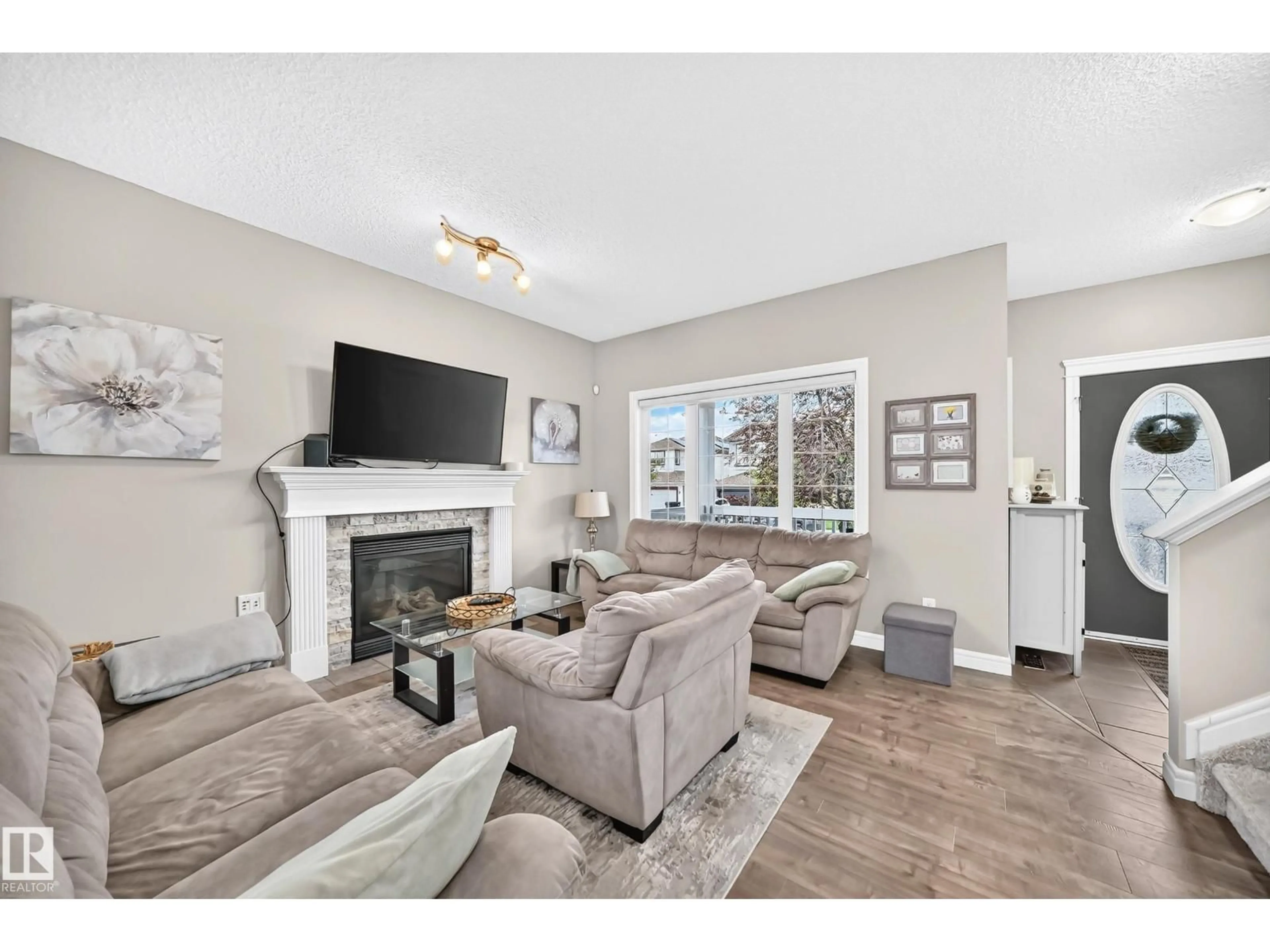 Living room with furniture, unknown for 270 SUNCREST RD, Sherwood Park Alberta T8H0B5