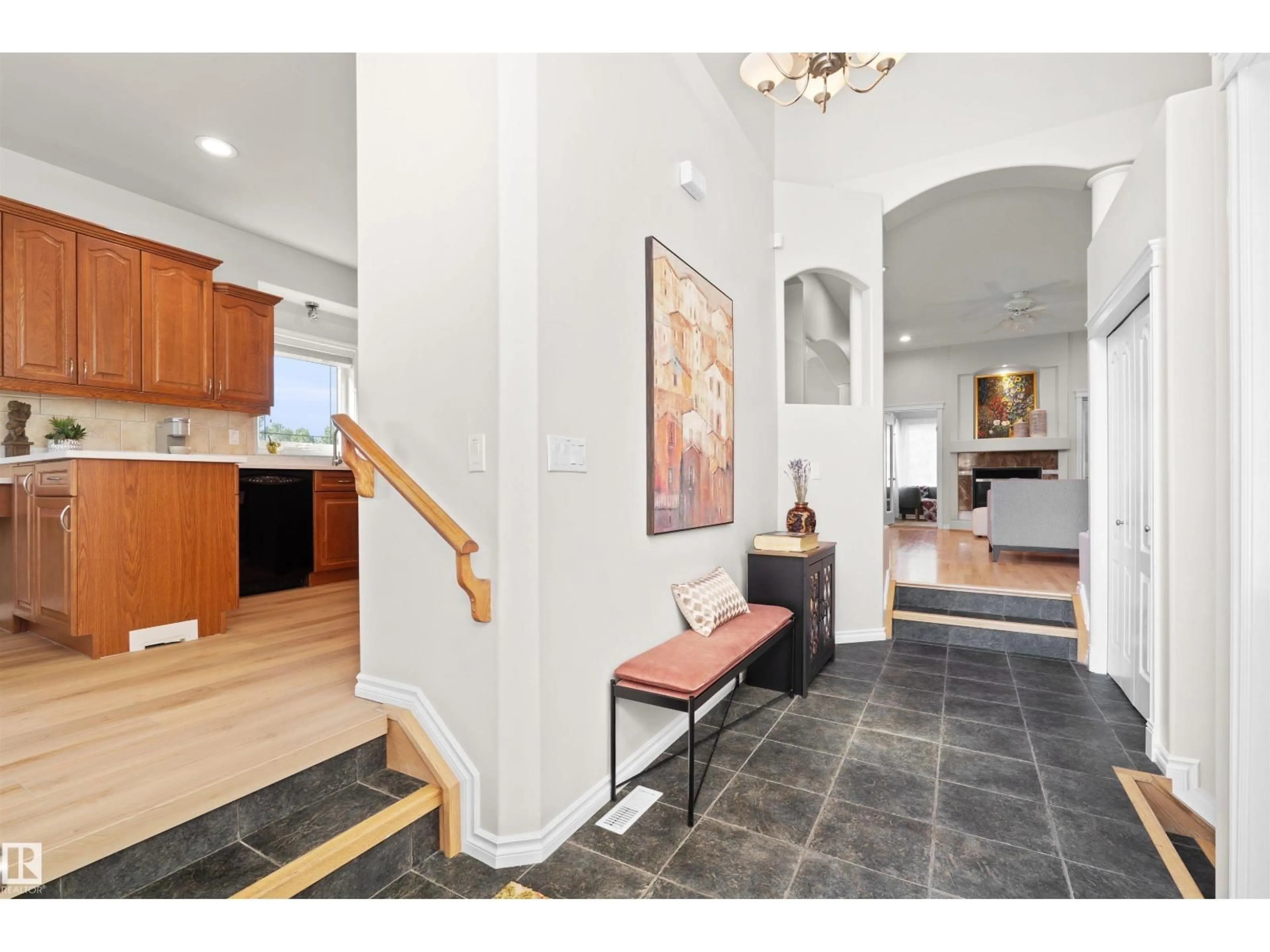 Indoor entryway for 922 WALLBRIDGE PL, Edmonton Alberta T6M2L8
