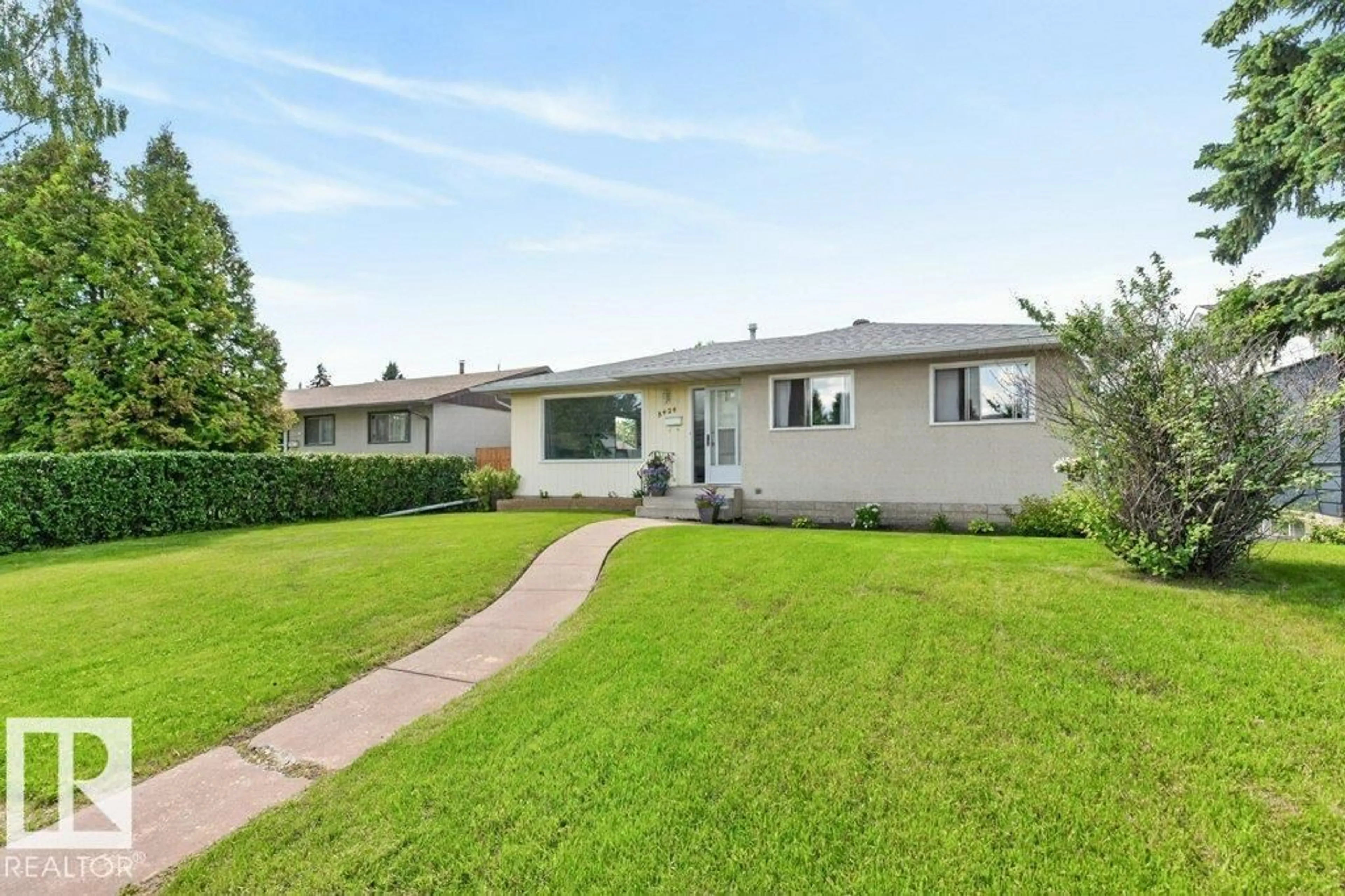 A pic from outside/outdoor area/front of a property/back of a property/a pic from drone, street for 8424 70 ST, Edmonton Alberta T6B1W5