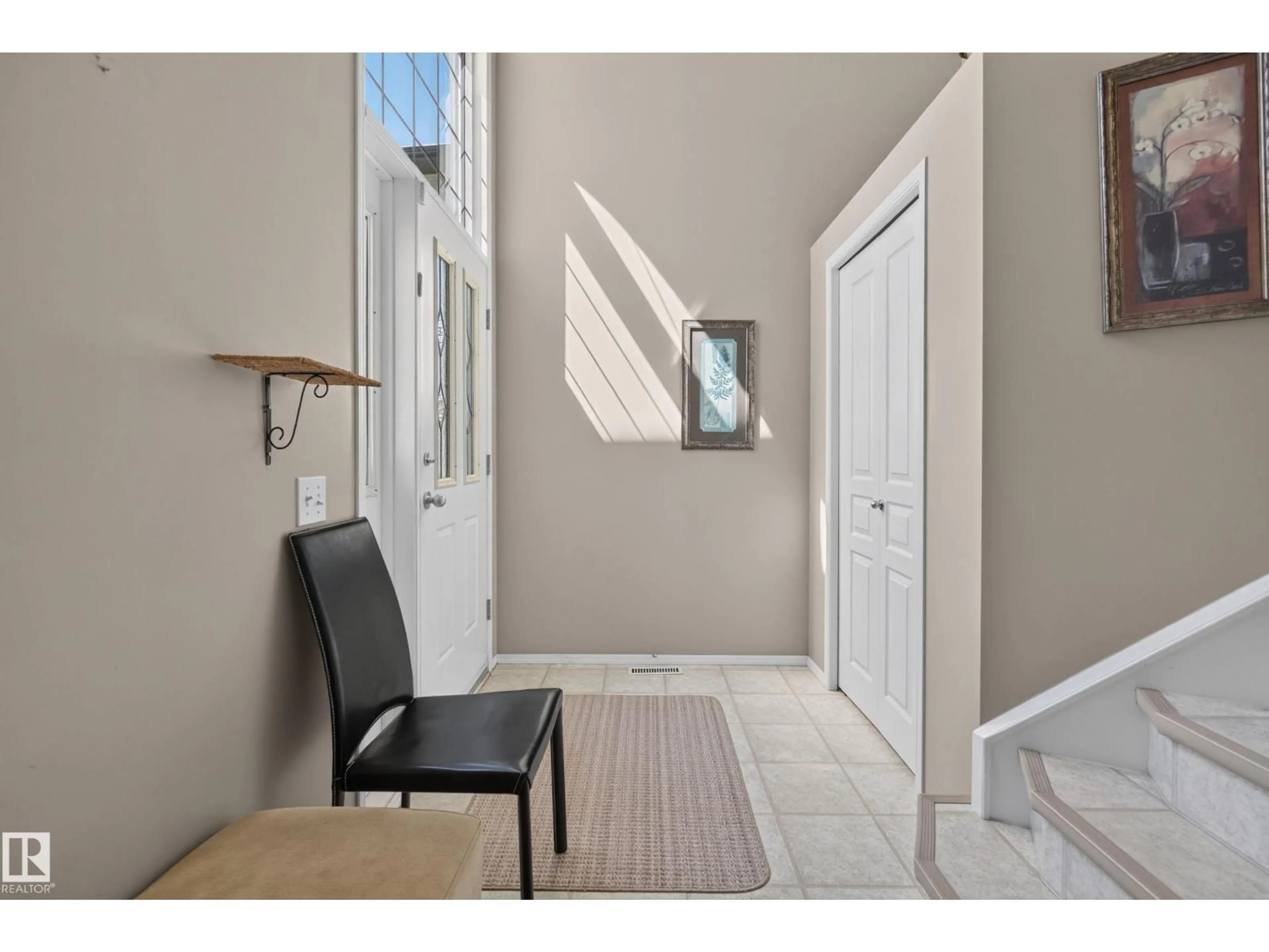 Indoor entryway for 2252 BRENNAN CO, Edmonton Alberta T5T6M3