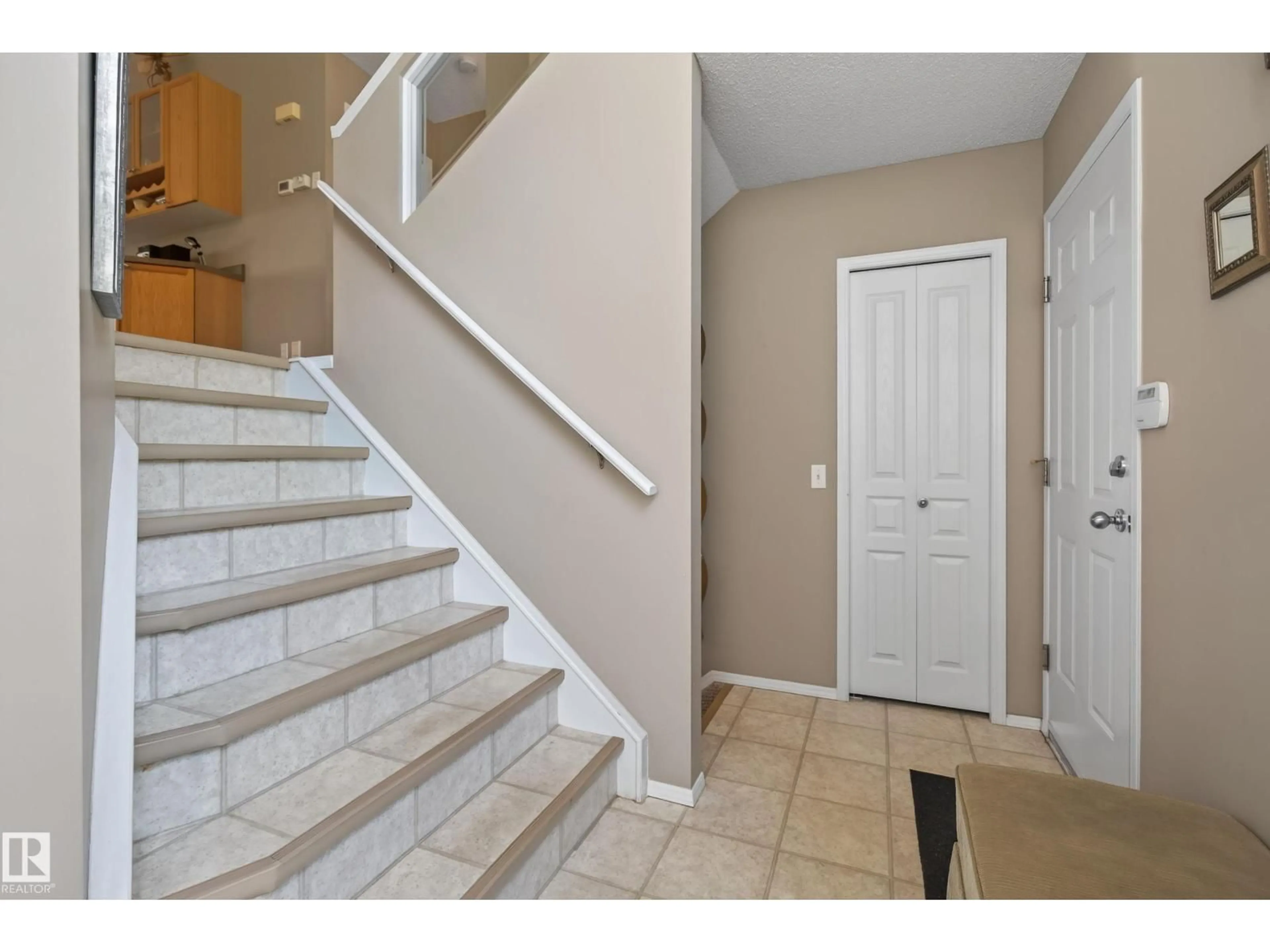 Indoor entryway for 2252 BRENNAN CO, Edmonton Alberta T5T6M3