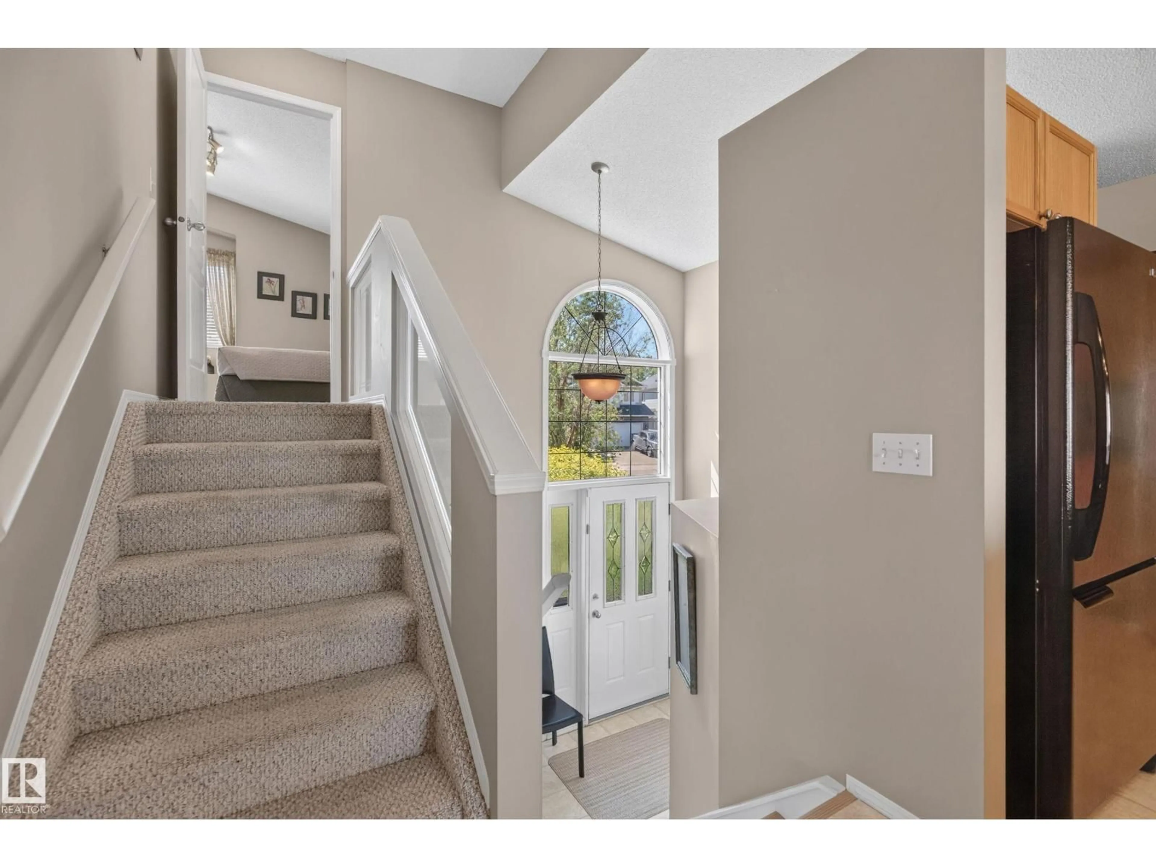 Indoor entryway for 2252 BRENNAN CO, Edmonton Alberta T5T6M3