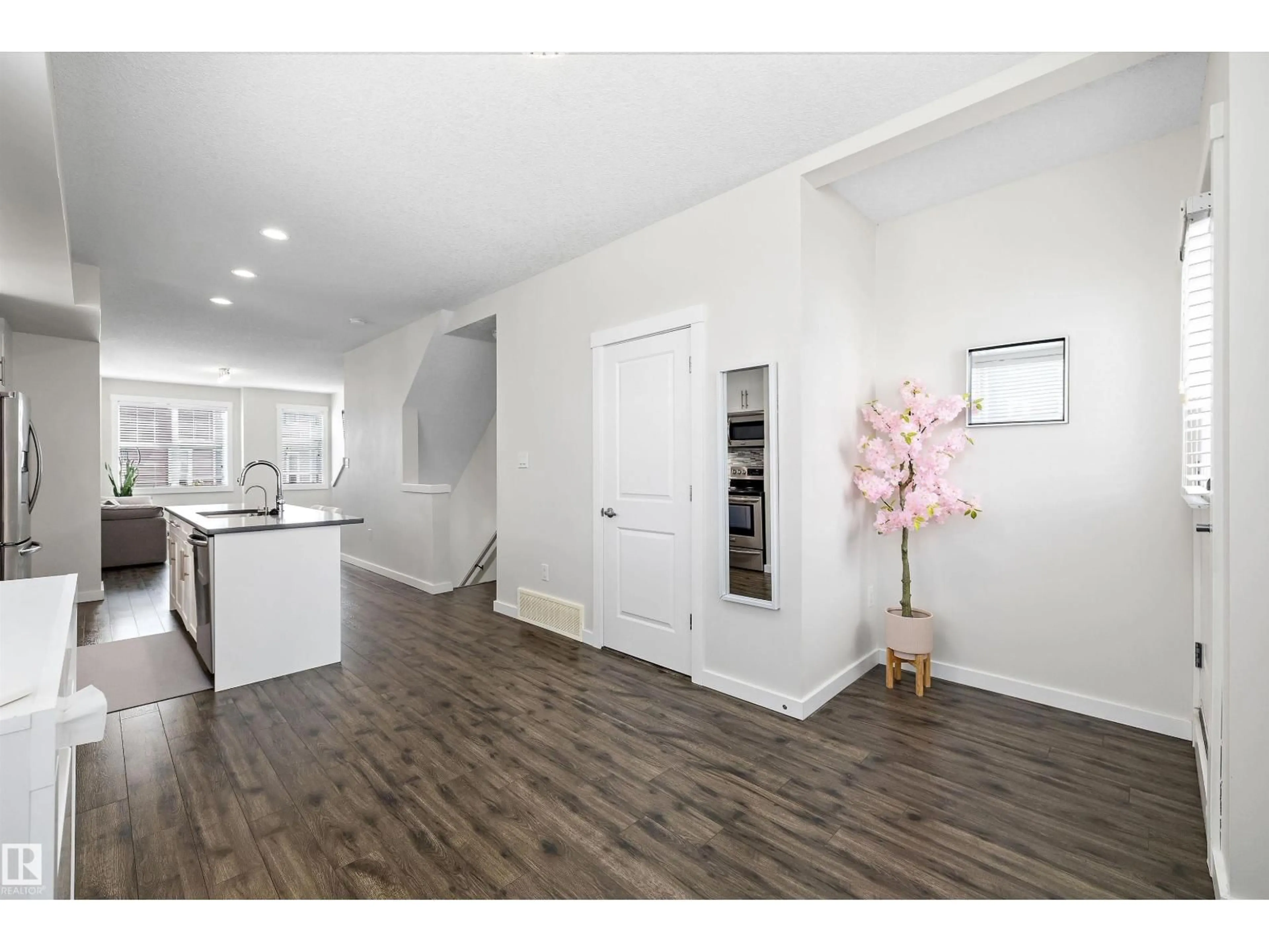 Indoor entryway for 903 - 117 CRYSTALLINA NERA WY, Edmonton Alberta T5Z0N6