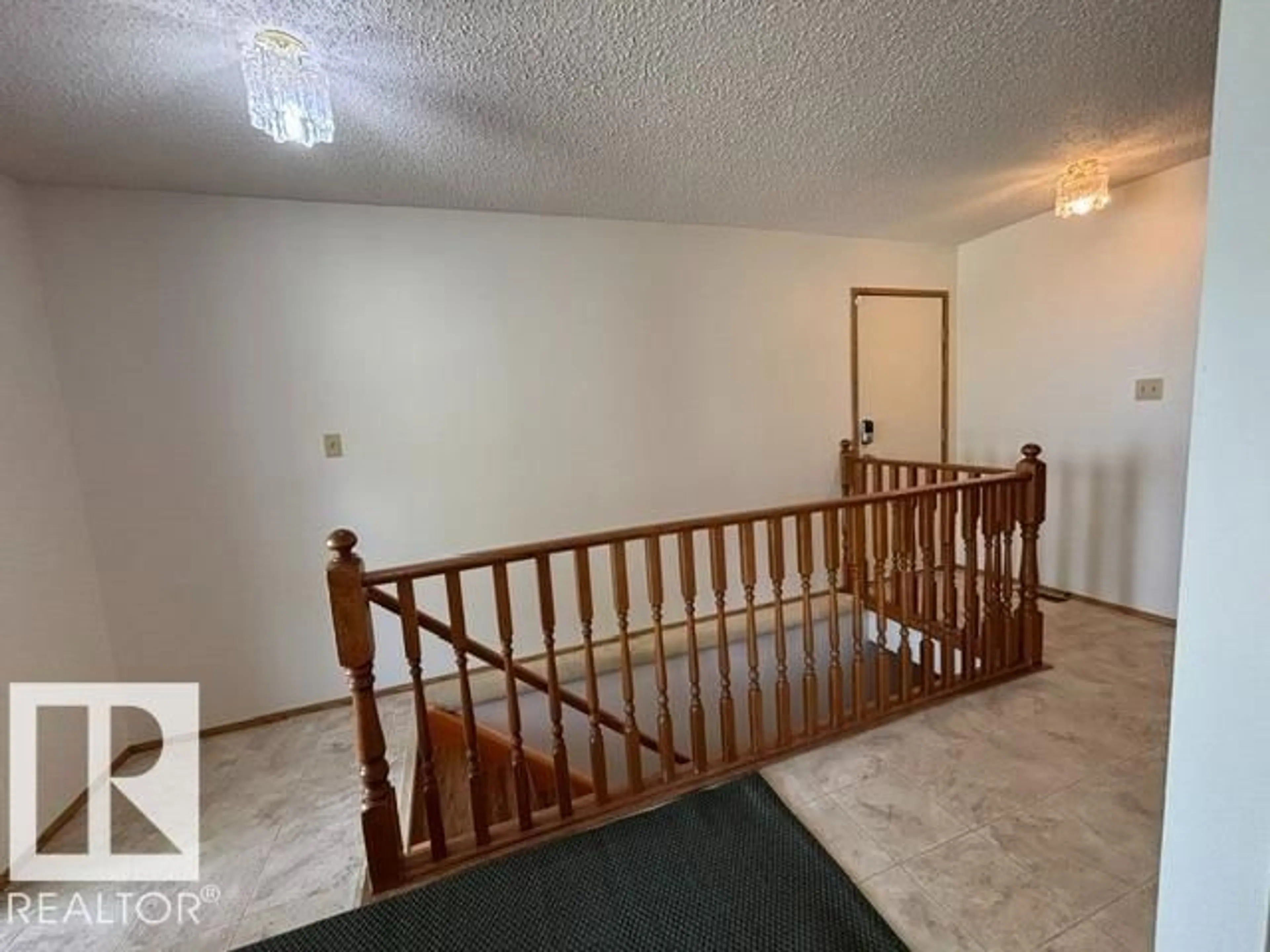 A pic of a room for 241 OEMING RD, Edmonton Alberta T6R1M1