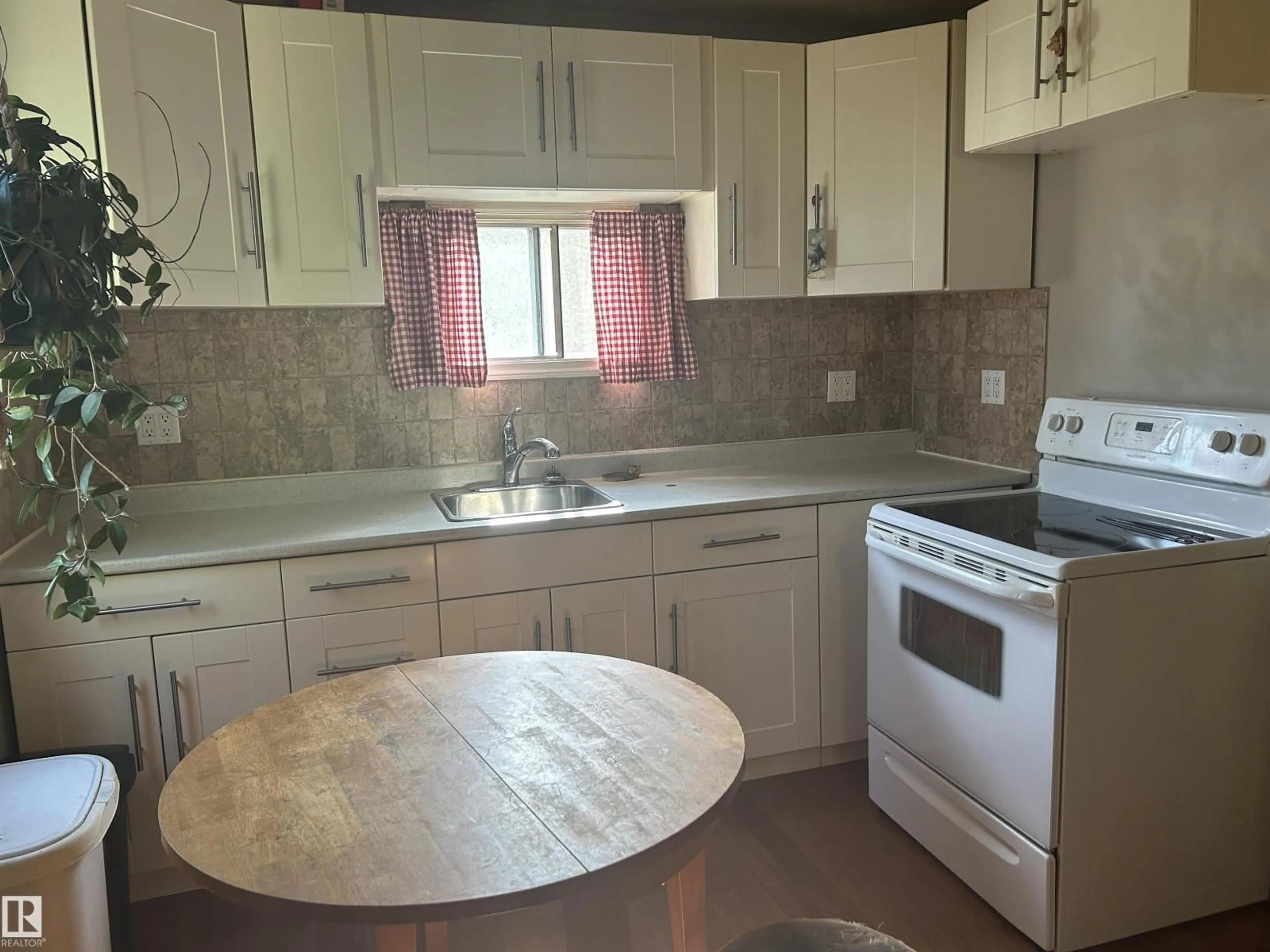 Standard kitchen, unknown for 4916 50 AV, Redwater Alberta T0A2W0