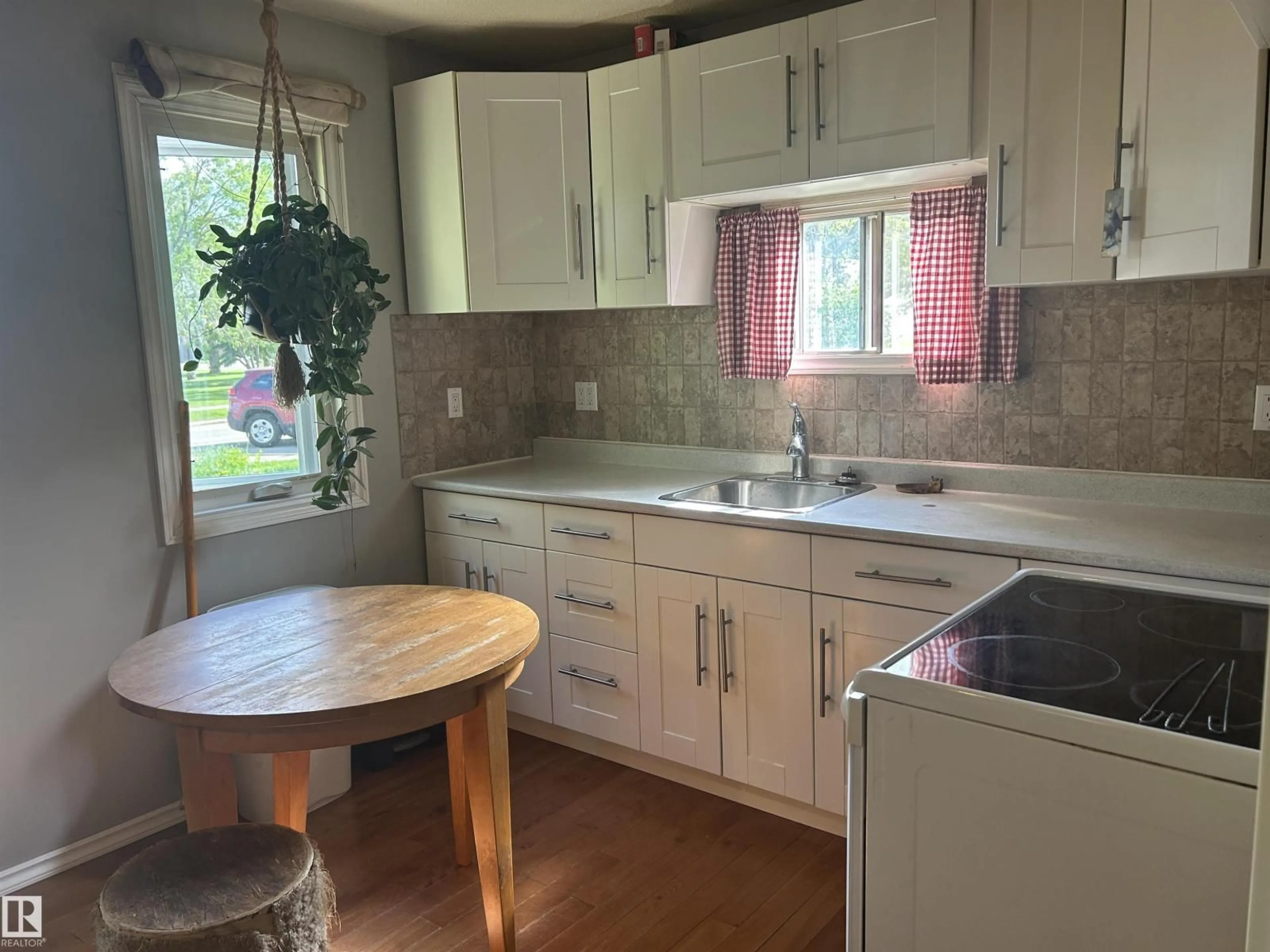 Standard kitchen, unknown for 4916 50 AV, Redwater Alberta T0A2W0