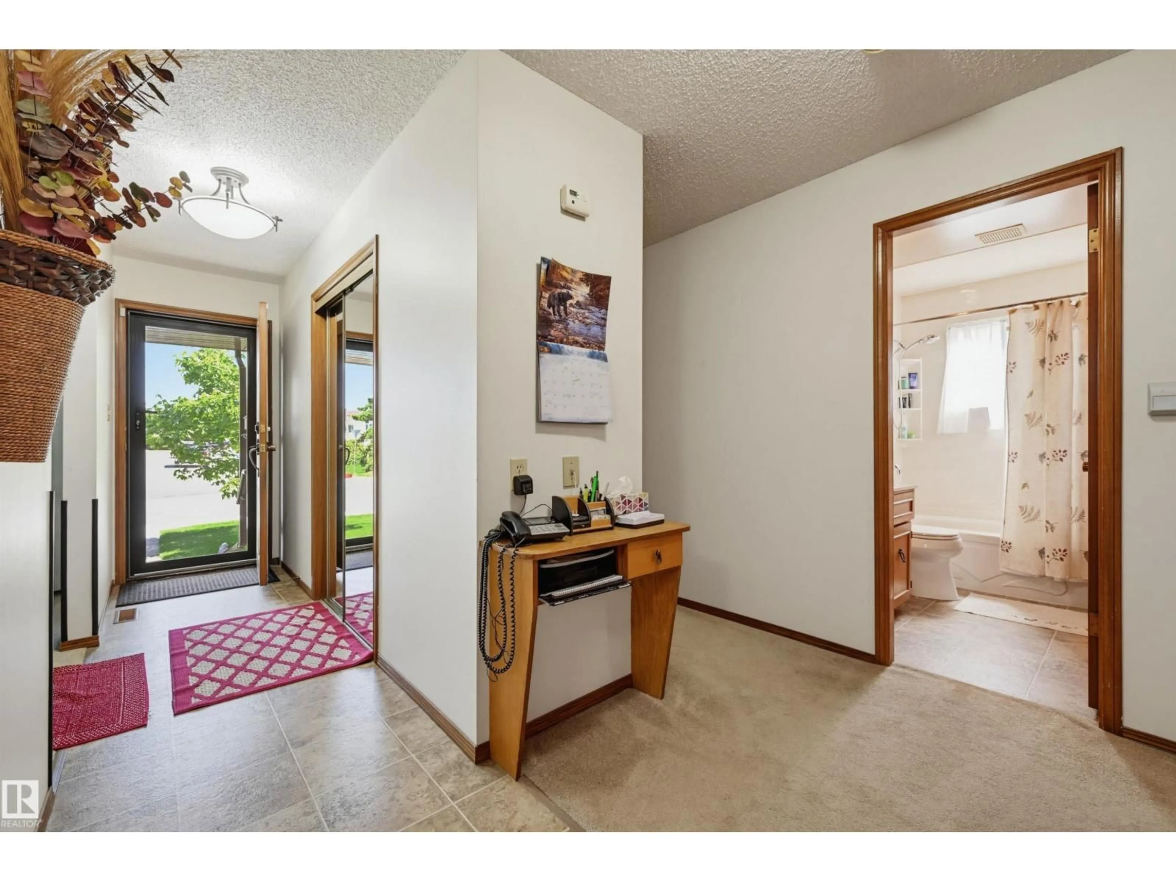 Indoor foyer for NW - 1920 65 ST, Edmonton Alberta T6L1T2