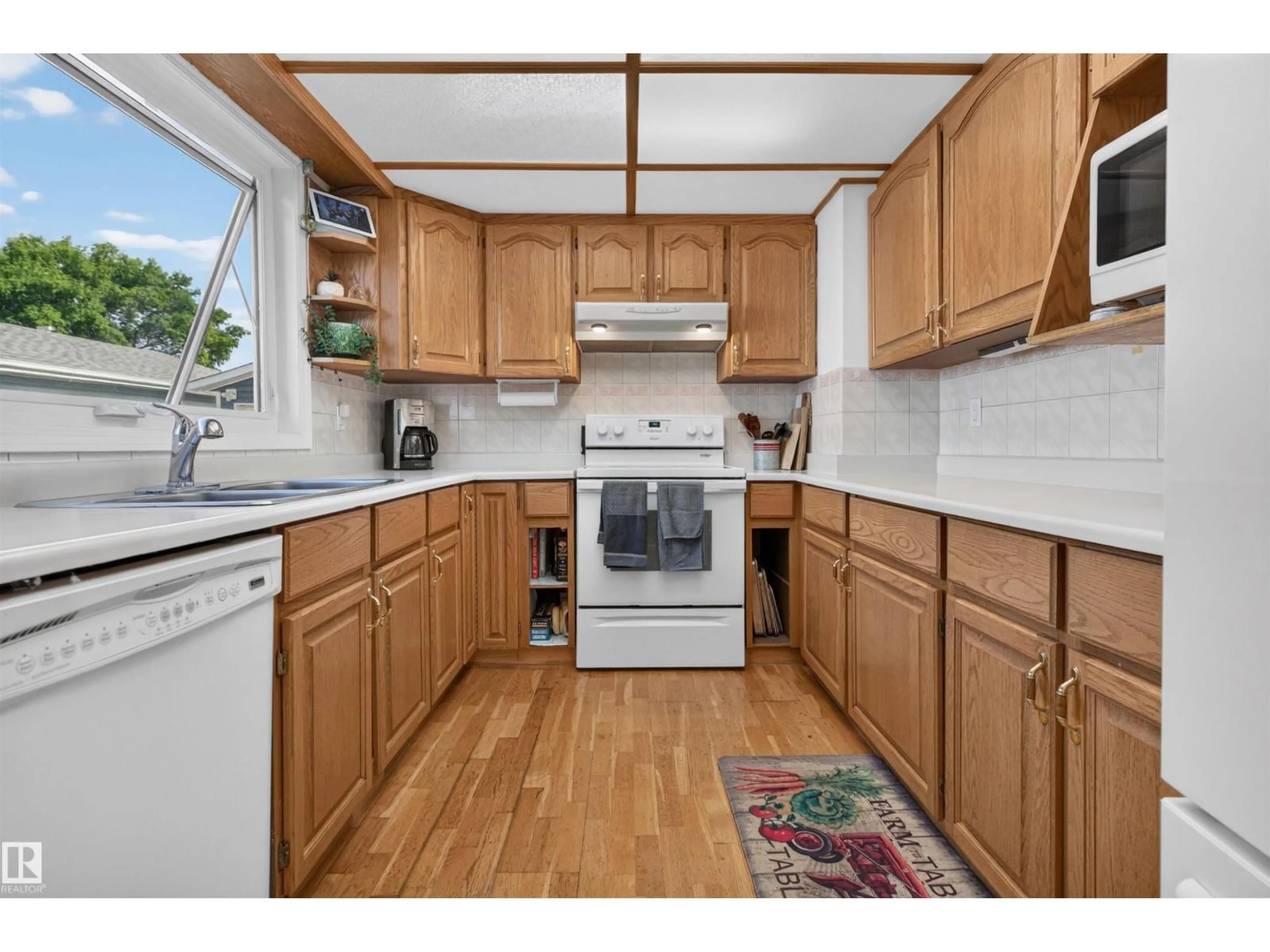 Standard kitchen, unknown for 9417 98 AV, Morinville Alberta T8R1J5