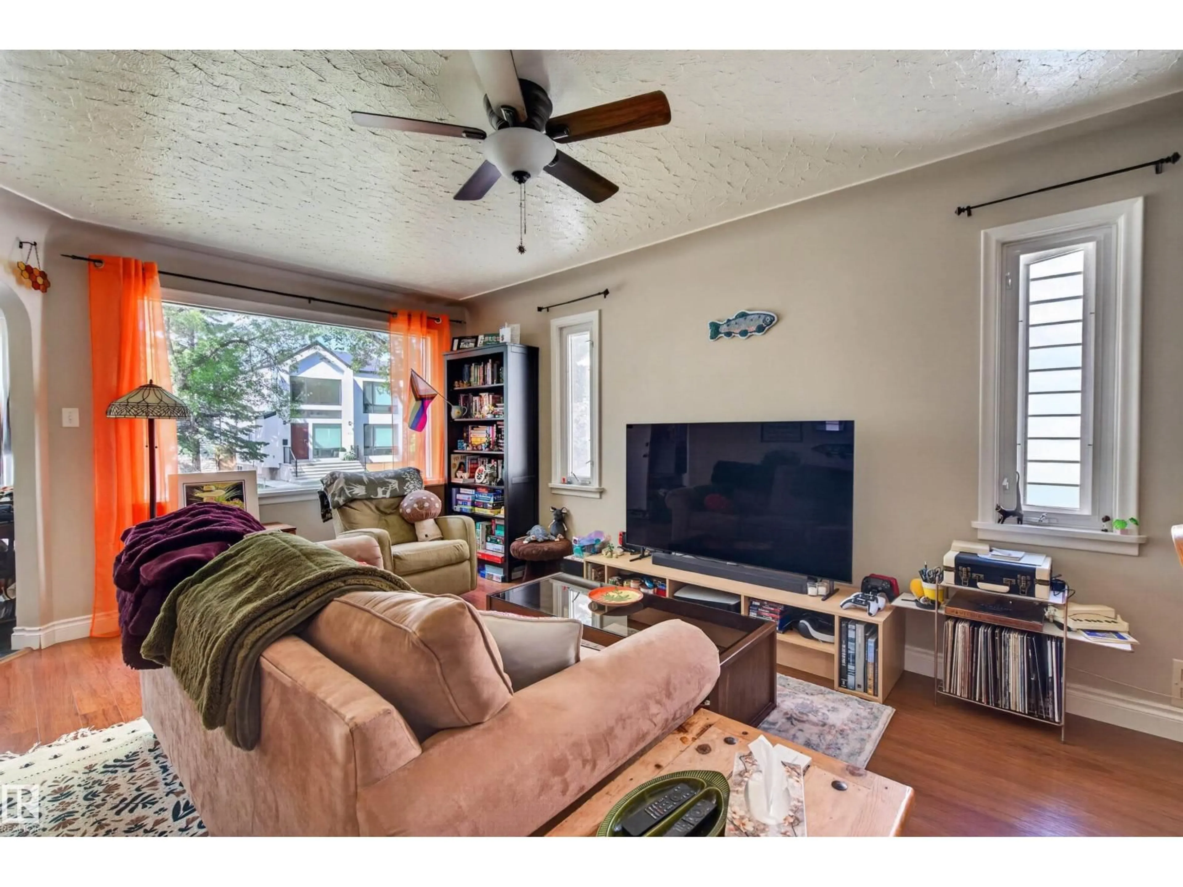 Living room with furniture, wood/laminate floor for 9741 72 AV, Edmonton Alberta T6E0Y9