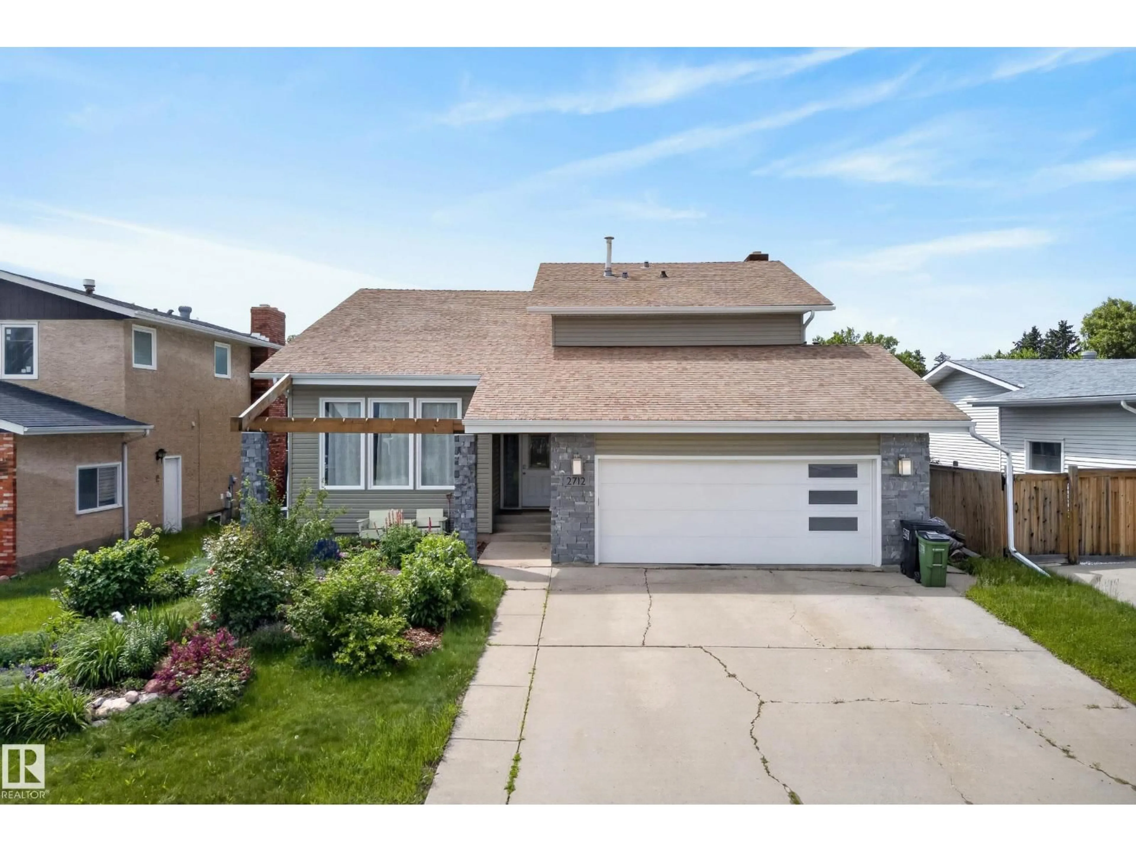 Home with vinyl exterior material, street for 2712 104 ST, Edmonton Alberta T6J4G8