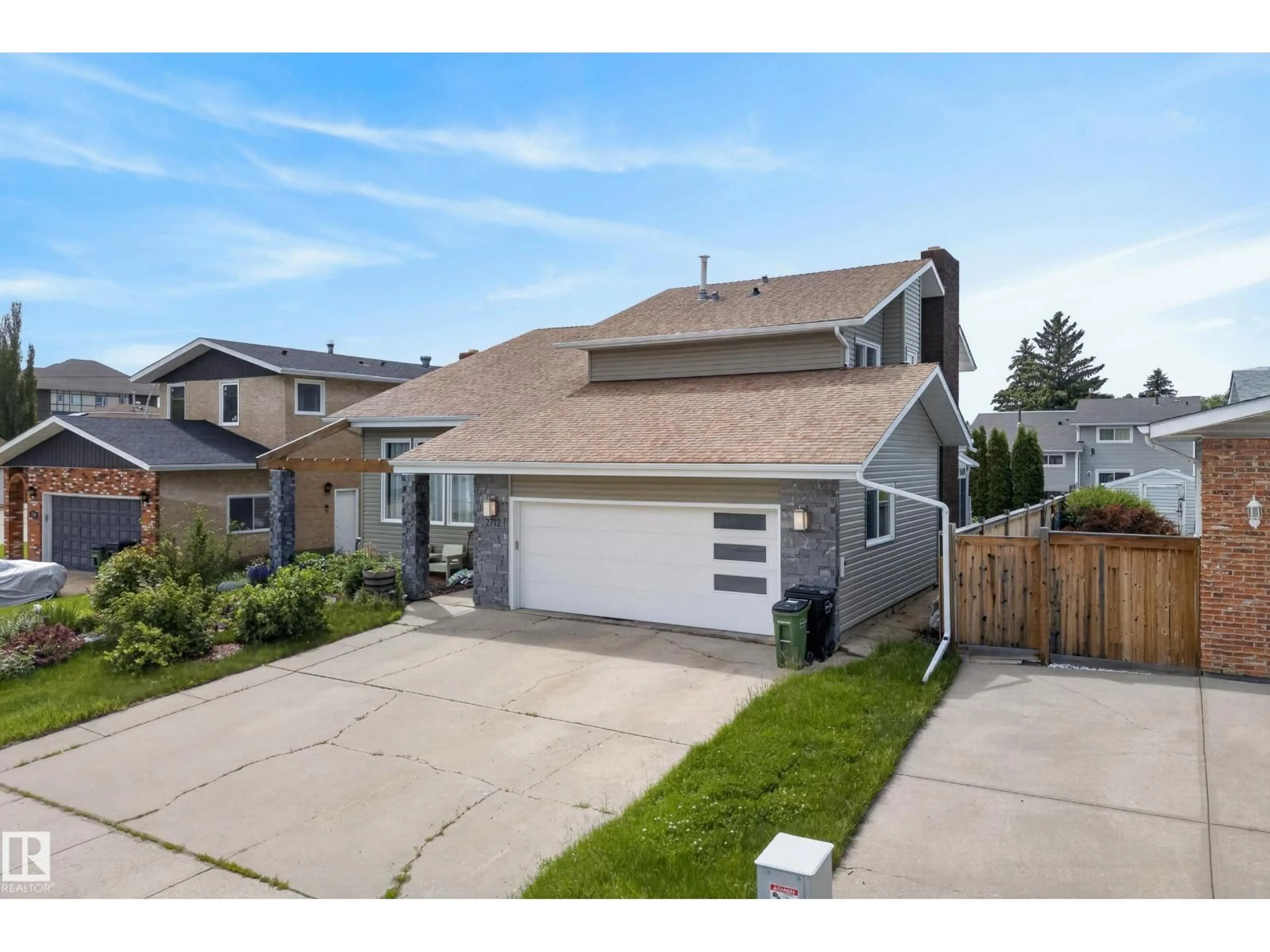 A pic from outside/outdoor area/front of a property/back of a property/a pic from drone, street for 2712 104 ST, Edmonton Alberta T6J4G8