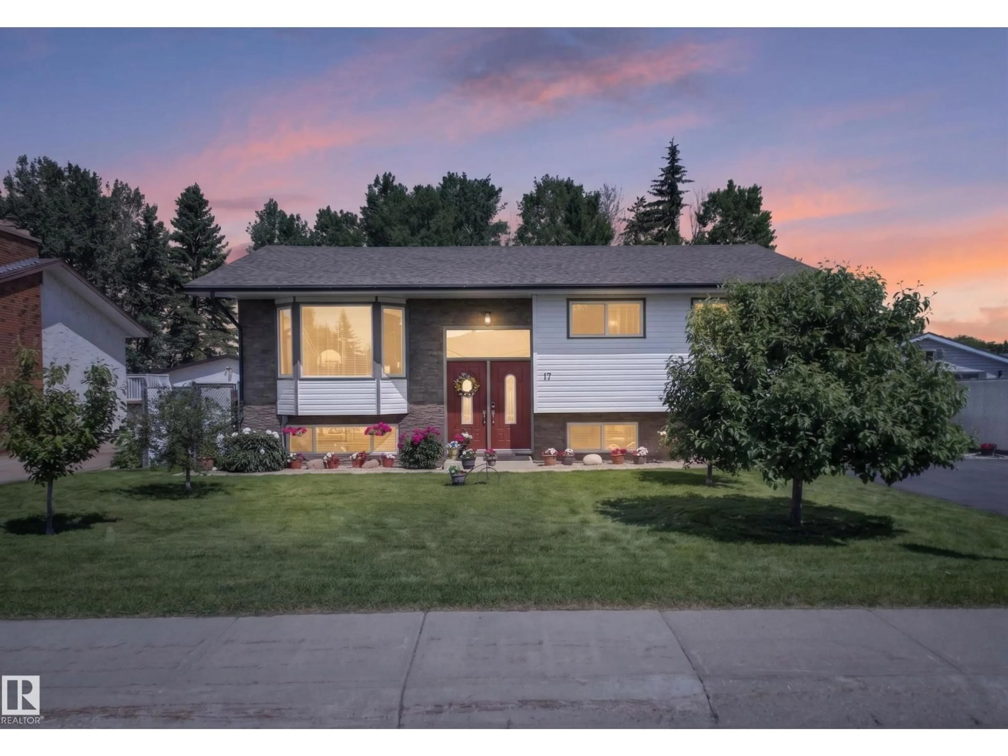 Home with vinyl exterior material, street for 17 FIFTH AV, Spruce Grove Alberta T7X2C5