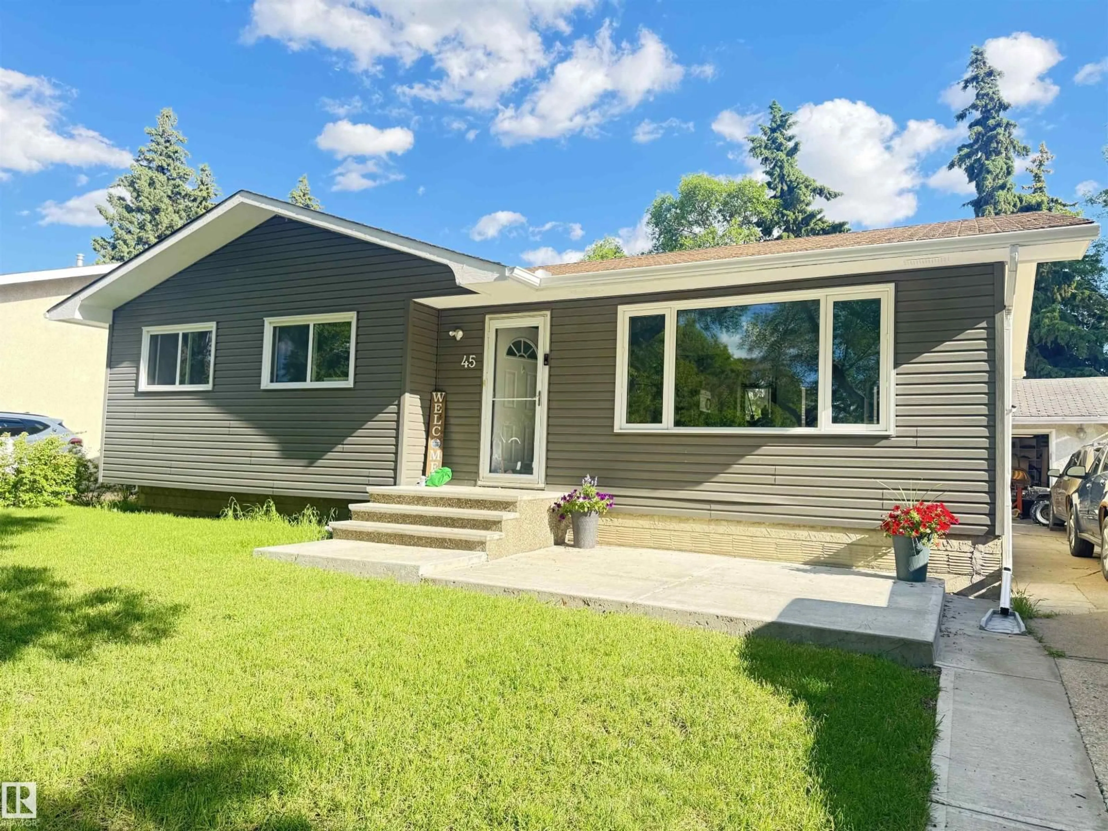 Home with vinyl exterior material, street for 45 LAMBERT CR, St. Albert Alberta T8N1M3