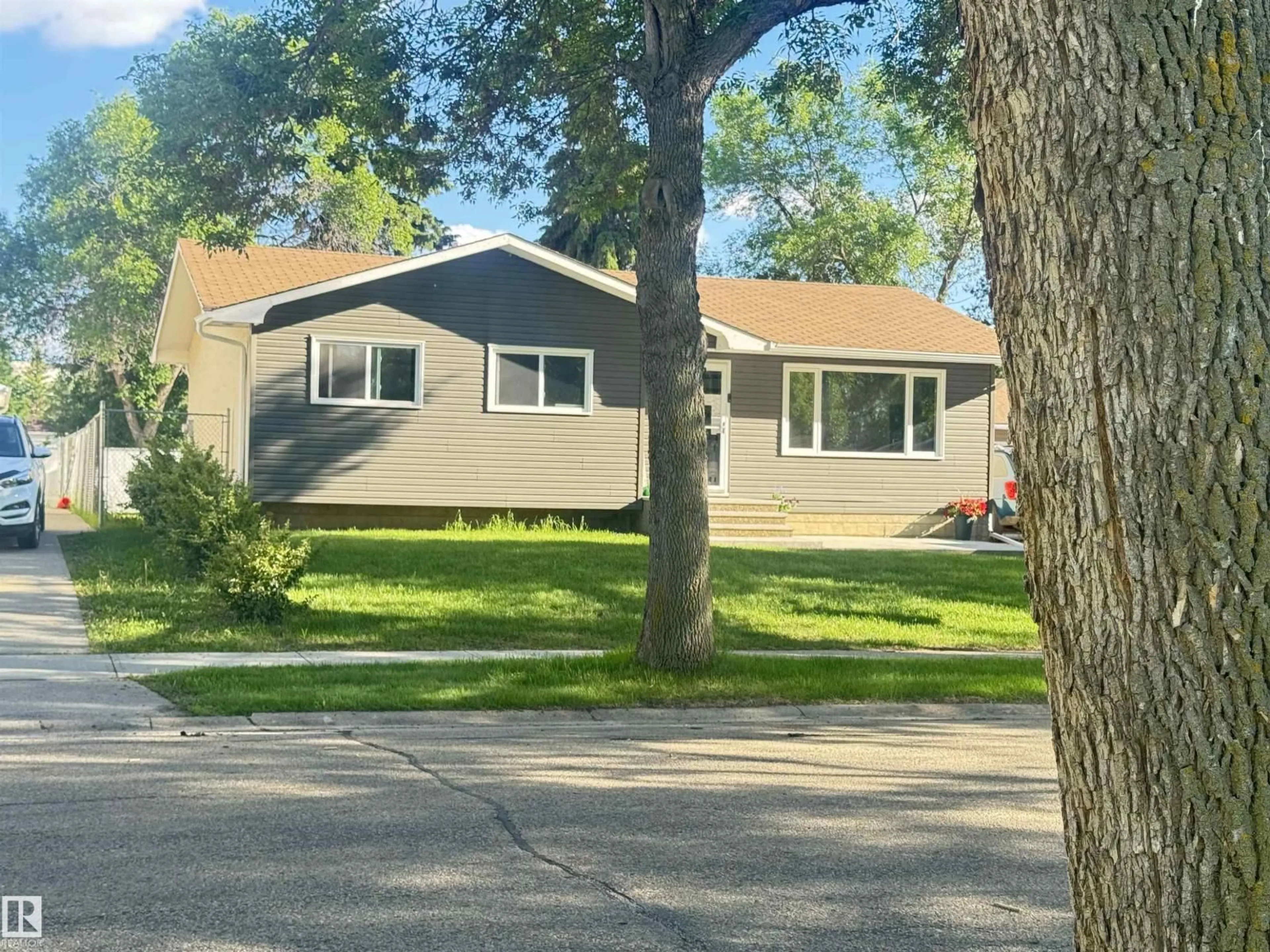 Home with vinyl exterior material, street for 45 LAMBERT CR, St. Albert Alberta T8N1M3