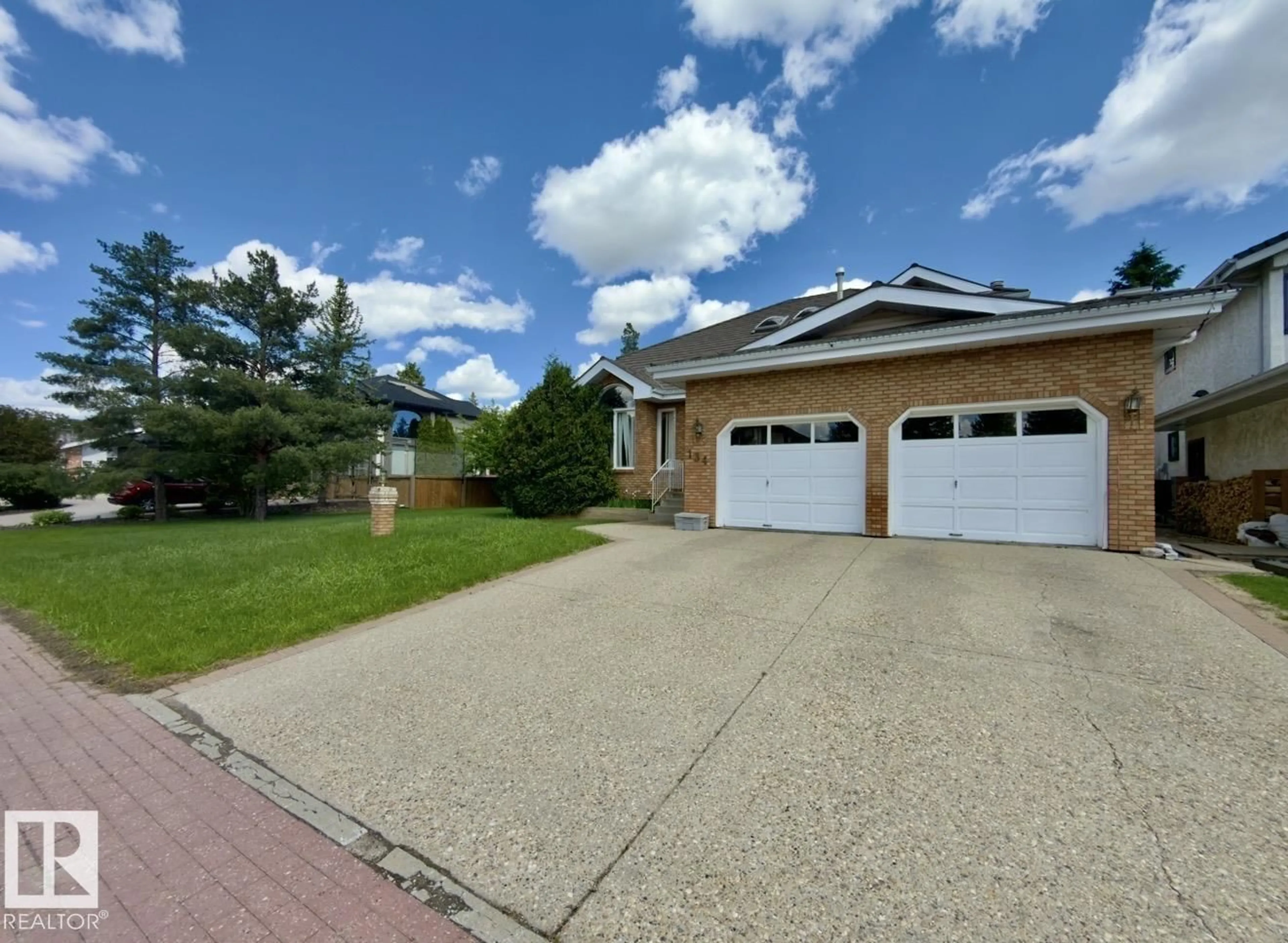A pic from outside/outdoor area/front of a property/back of a property/a pic from drone, street for 134 WOLF RIDGE PL, Edmonton Alberta T5T5N2