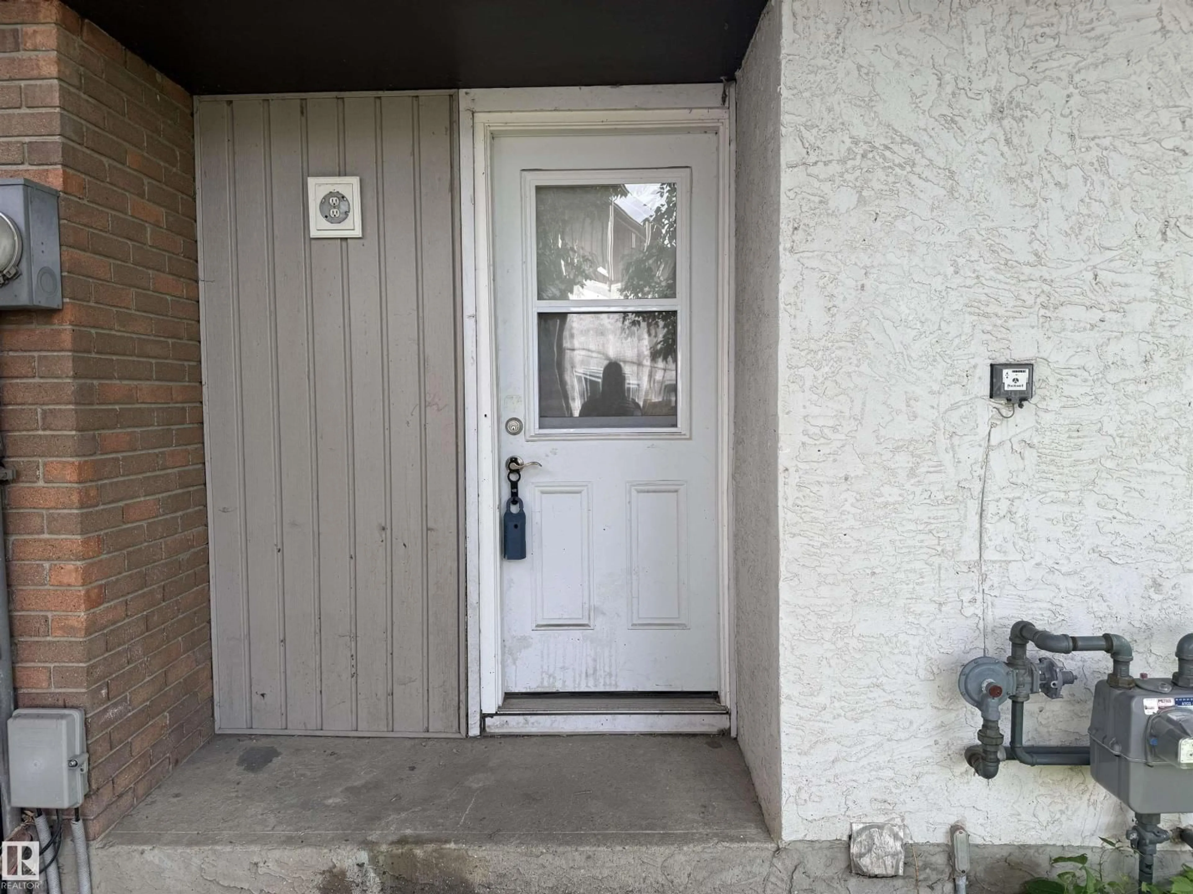 Indoor entryway for 8010 - 10 141 AV, Edmonton Alberta T5C2N9