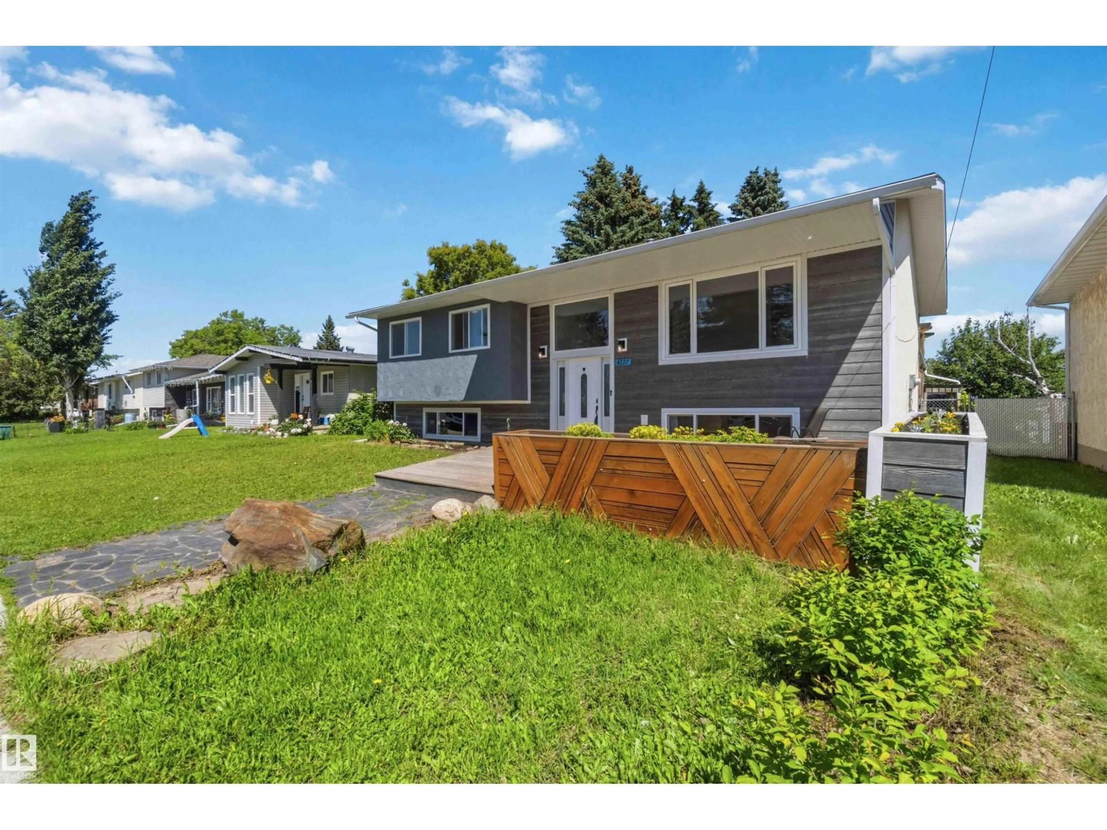 Home with vinyl exterior material, street for 4227 40 AV, Stony Plain Alberta T7Z1J7