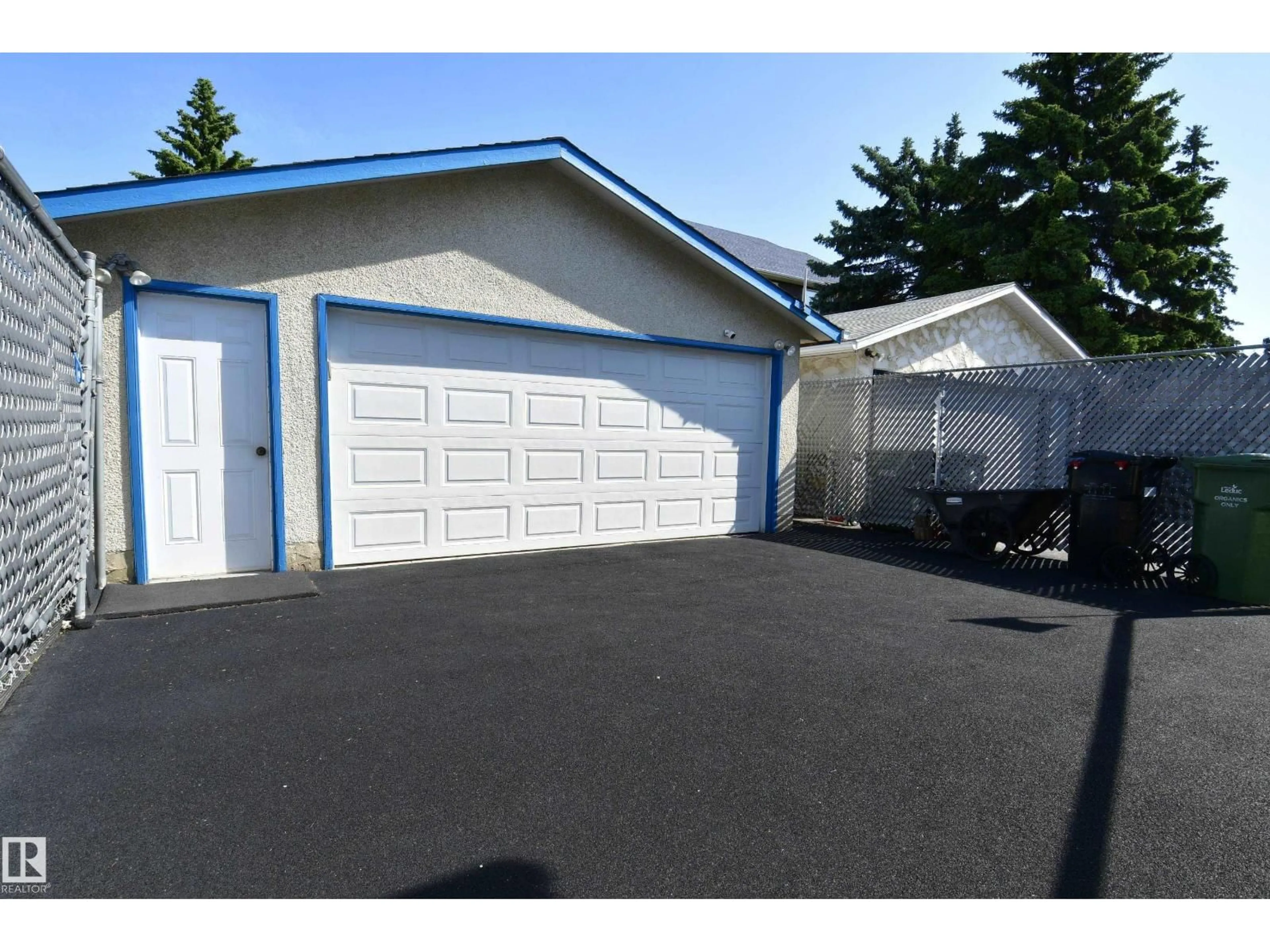 Indoor garage for 5012 57 AV, Leduc Alberta T9E5S3