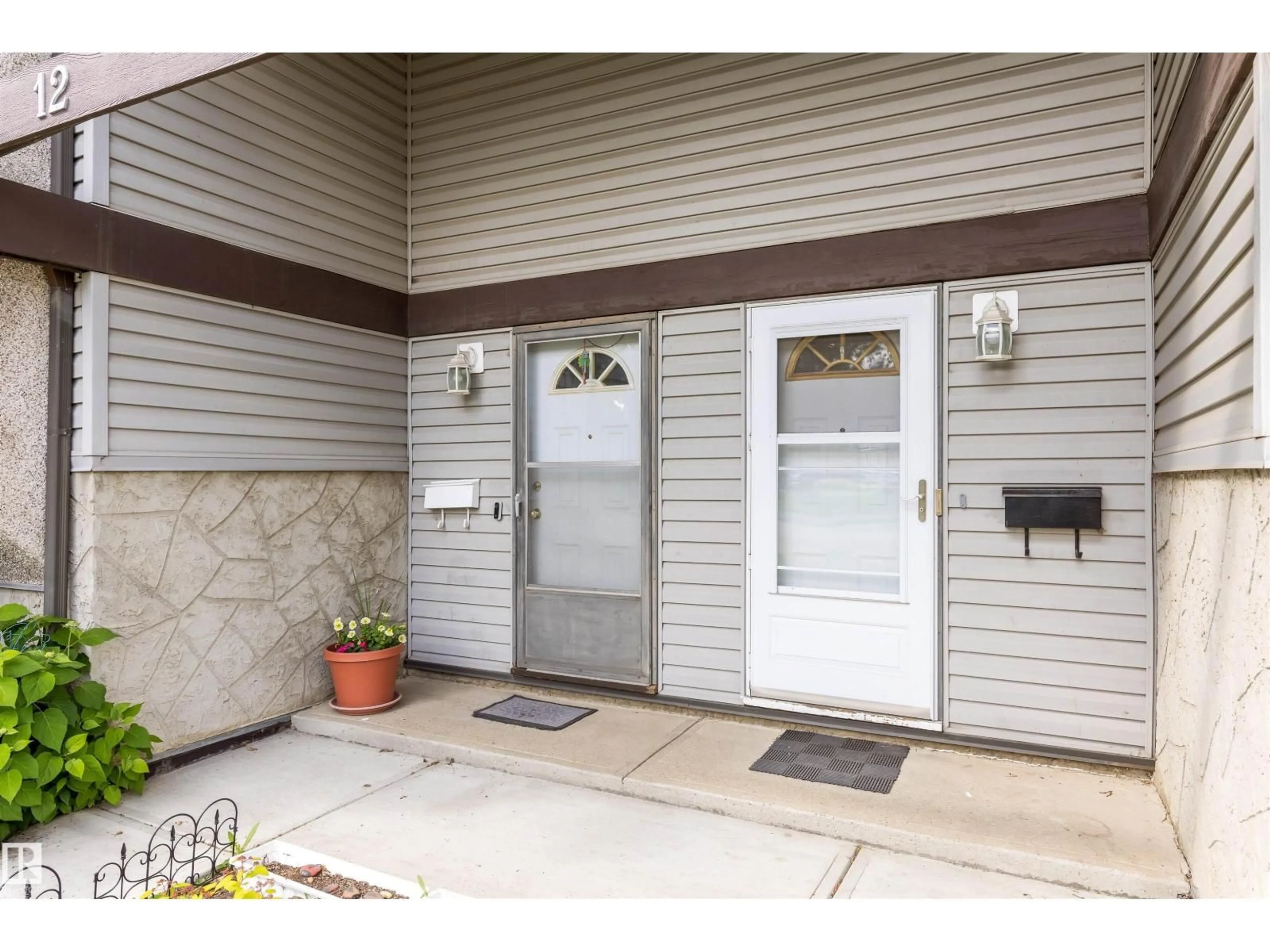 Indoor entryway for 11 NORTHWOODS VG, Edmonton Alberta T5X1T2