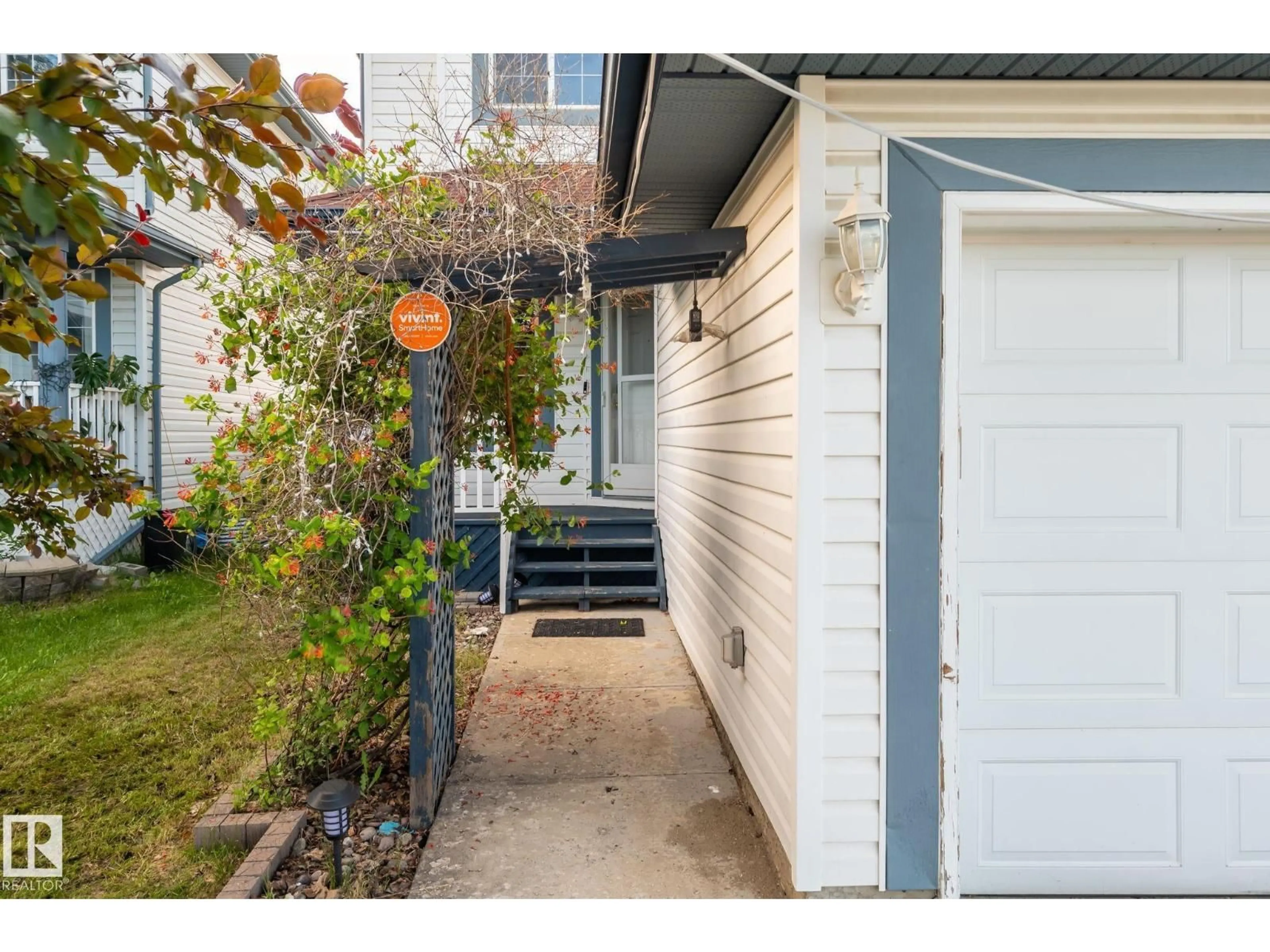 Indoor entryway for 1906 37B AV, Edmonton Alberta T6T1S5
