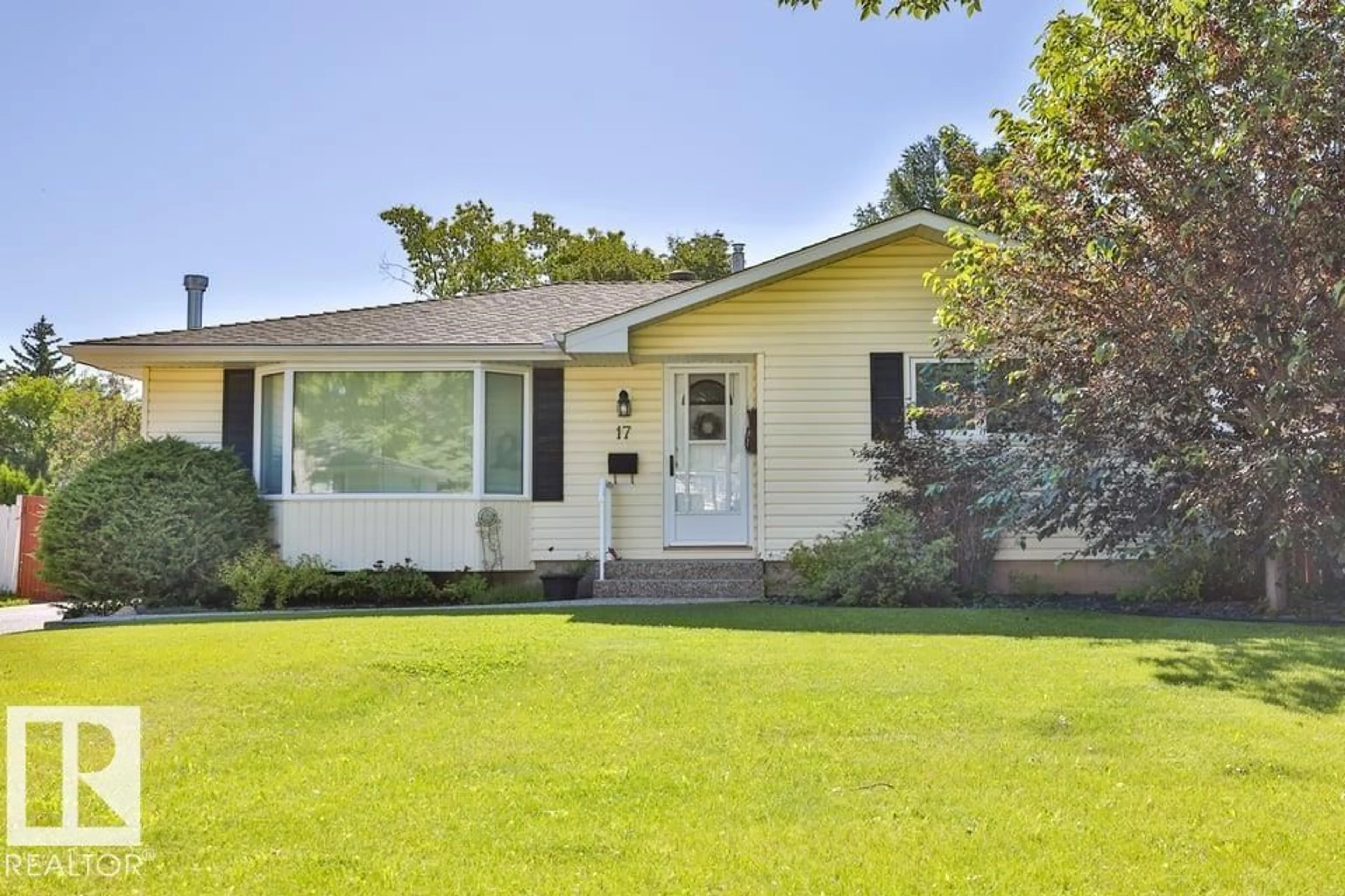 Home with vinyl exterior material, street for 17 MILLERS RD, Sherwood Park Alberta T8A0T2