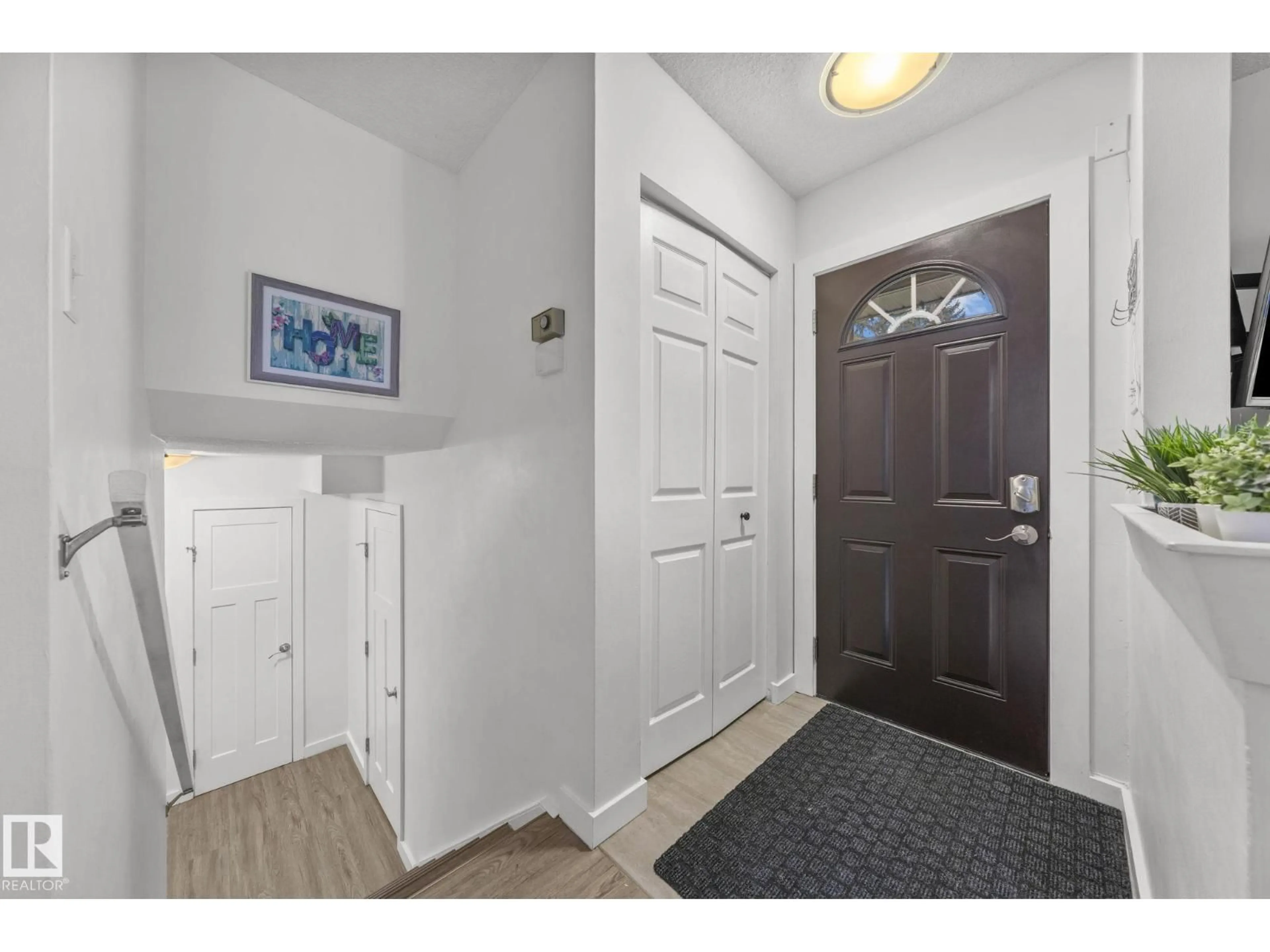 Indoor entryway for 9326 158 ST, Edmonton Alberta T5R2C7