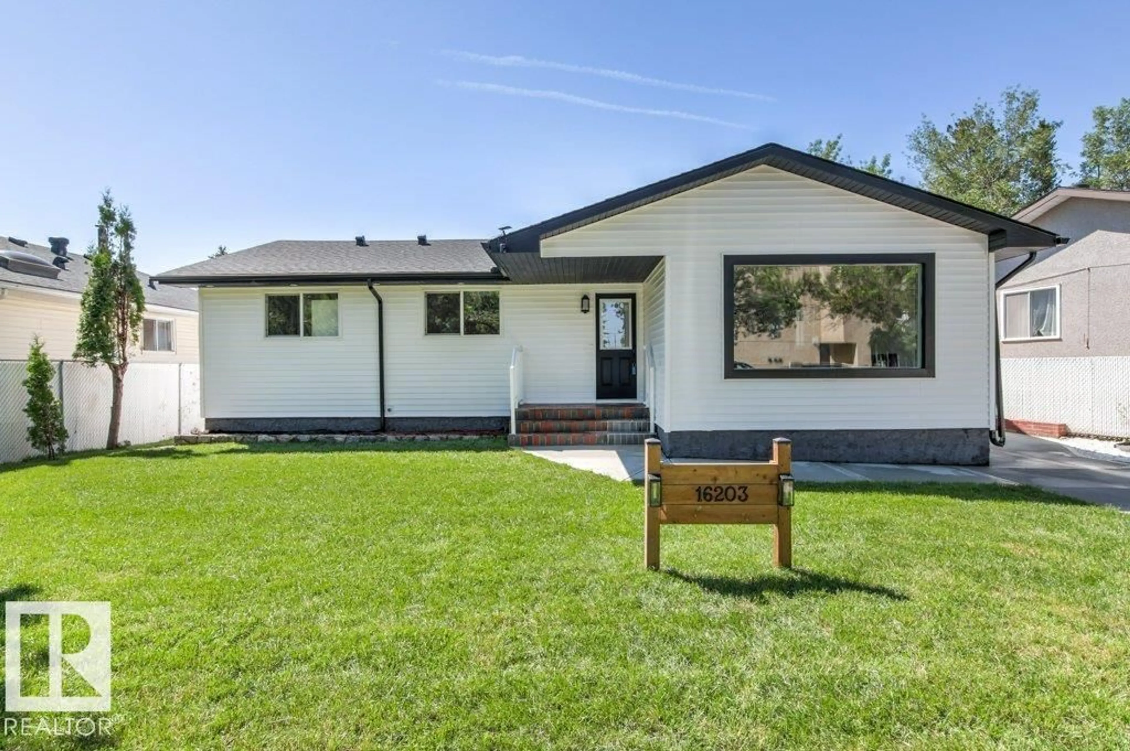 Home with vinyl exterior material, unknown for 16203 88 AV, Edmonton Alberta T5R4M5