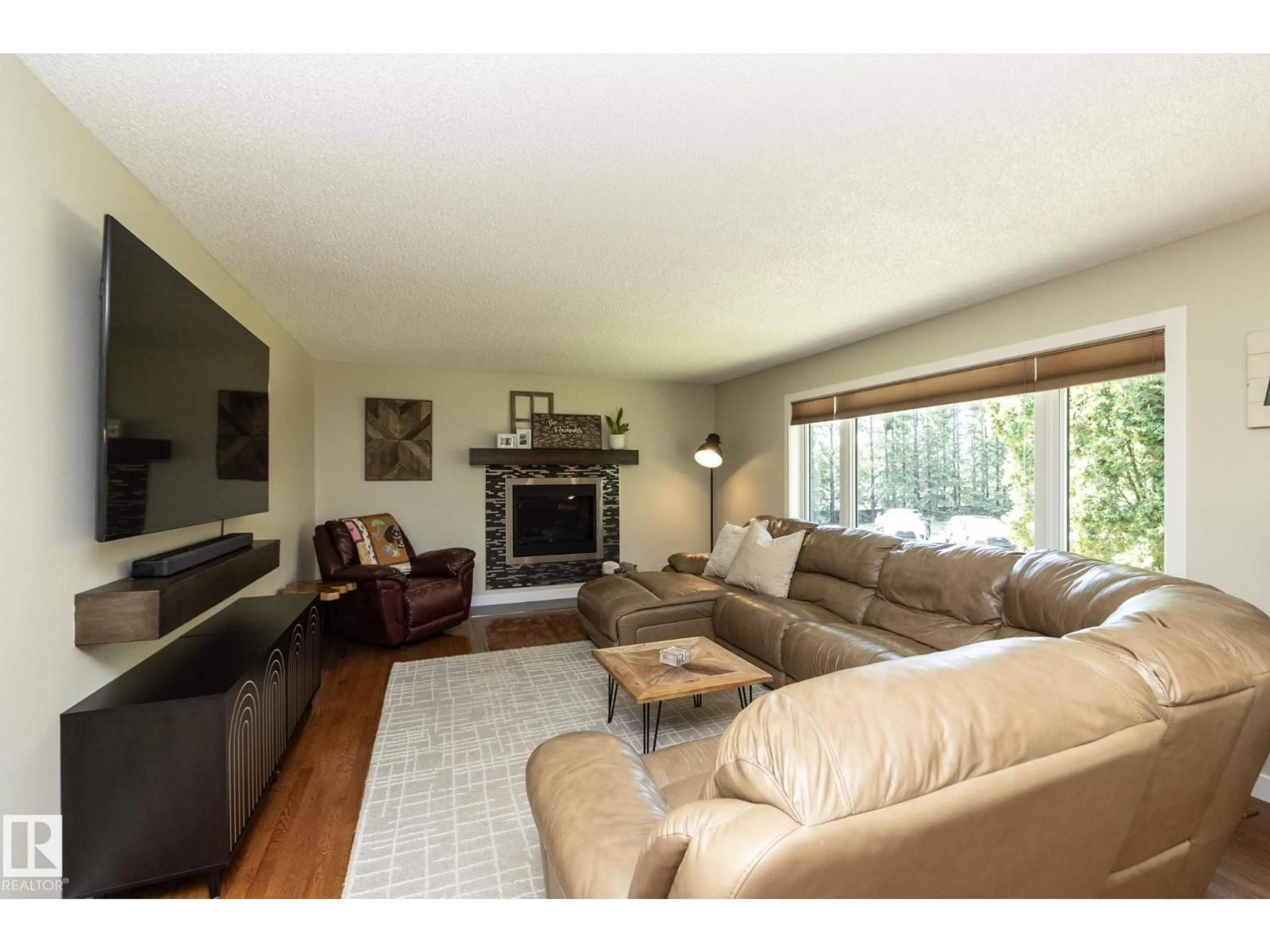 Living room with furniture, wood/laminate floor for 40 PARKLAND DR, Rural Parkland County Alberta T7Y2S1