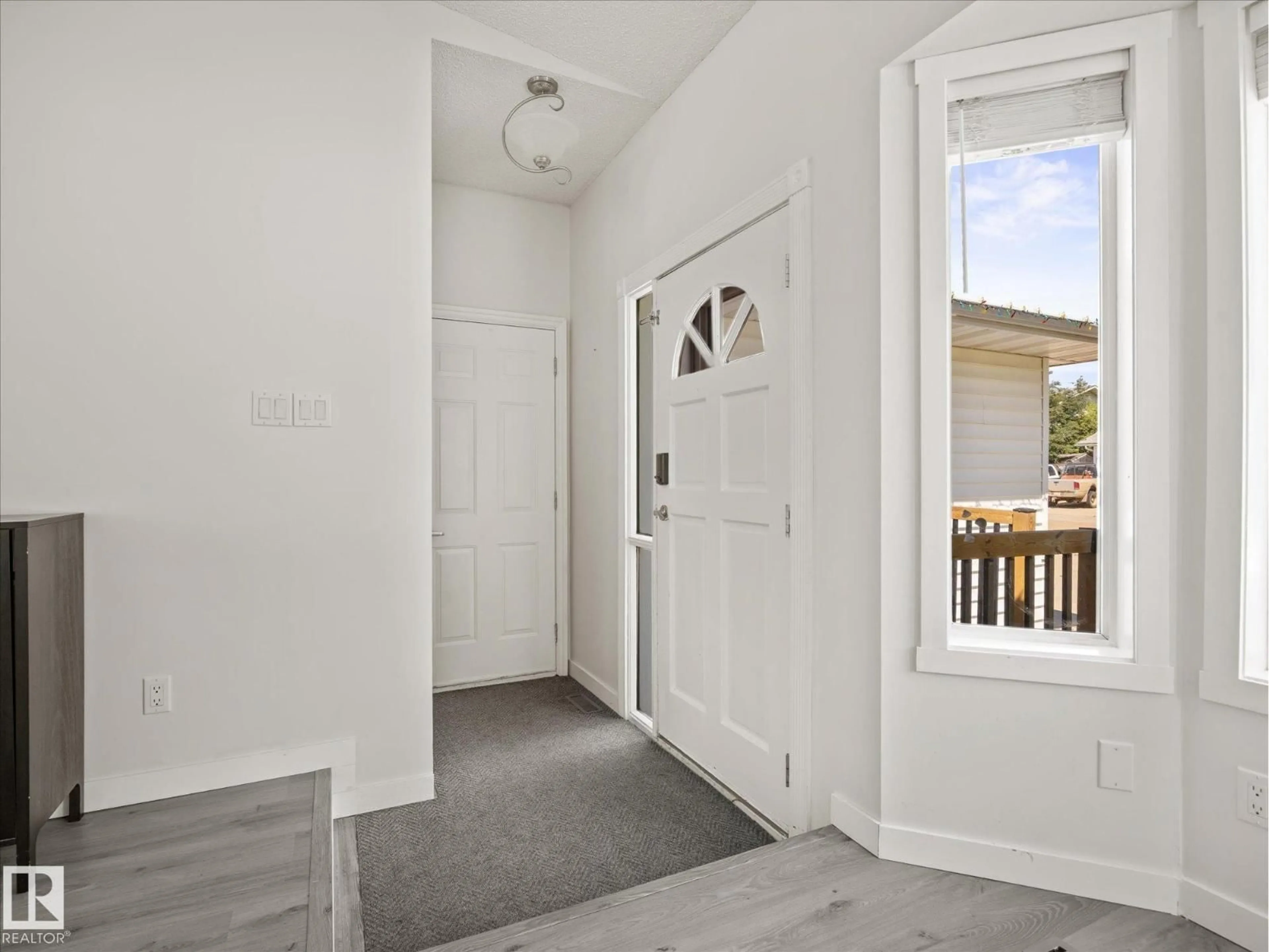 Indoor entryway for 5514 46 ST, Stony Plain Alberta T7Z1E1