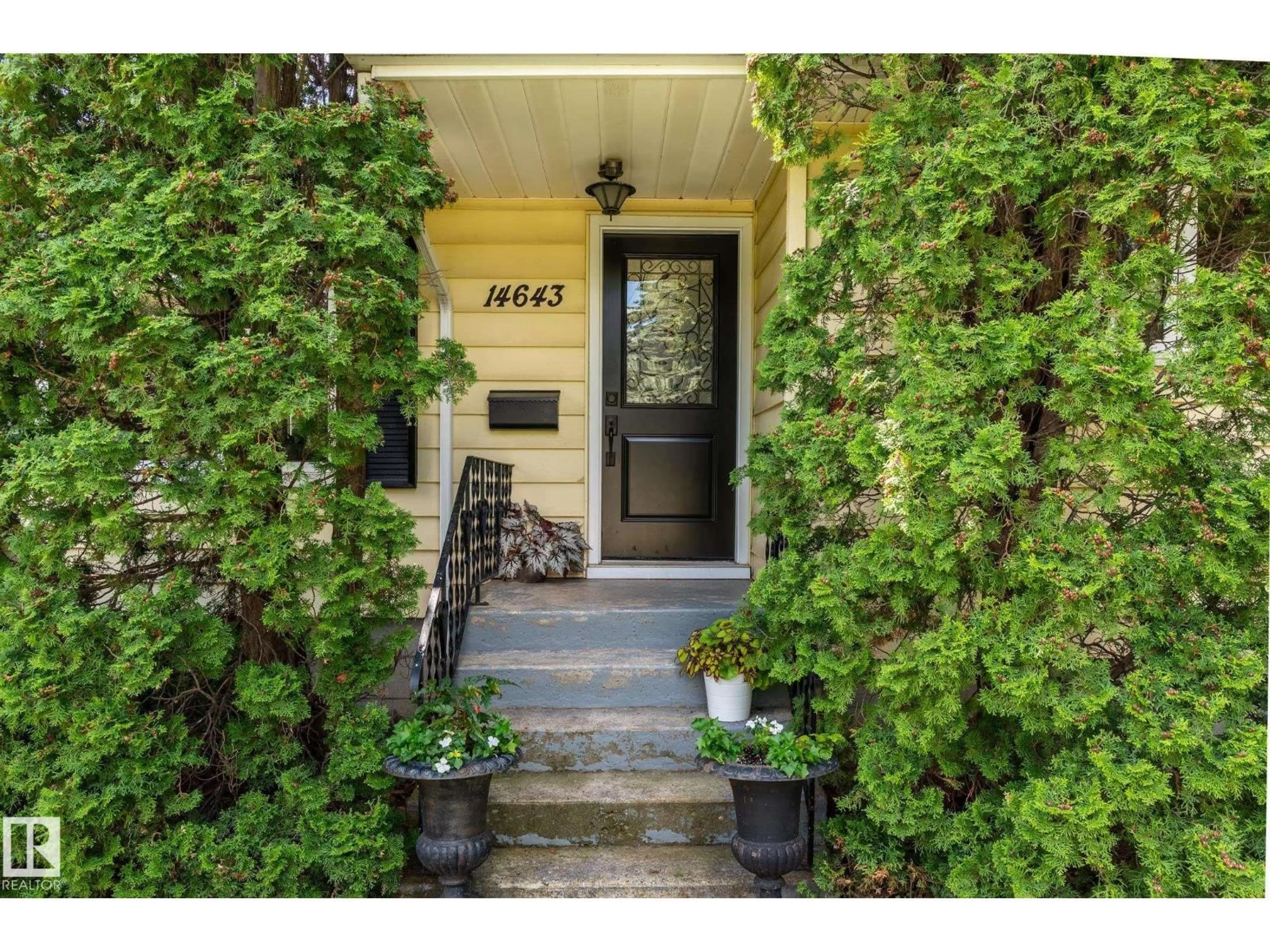 Indoor entryway for NW - 14643 88 AV, Edmonton Alberta T5R4J7