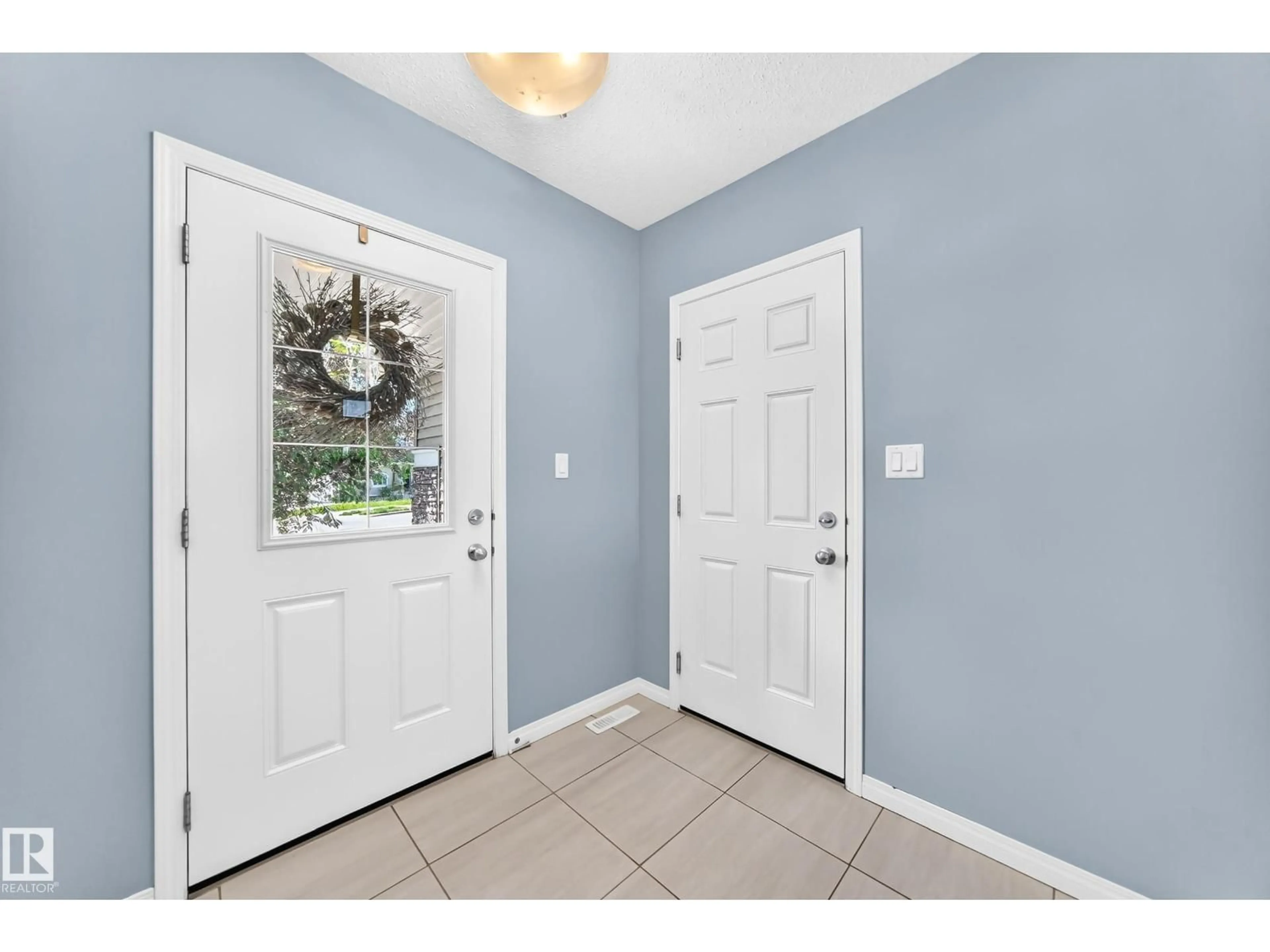Indoor entryway for 2305 68 ST, Edmonton Alberta T6X2B1