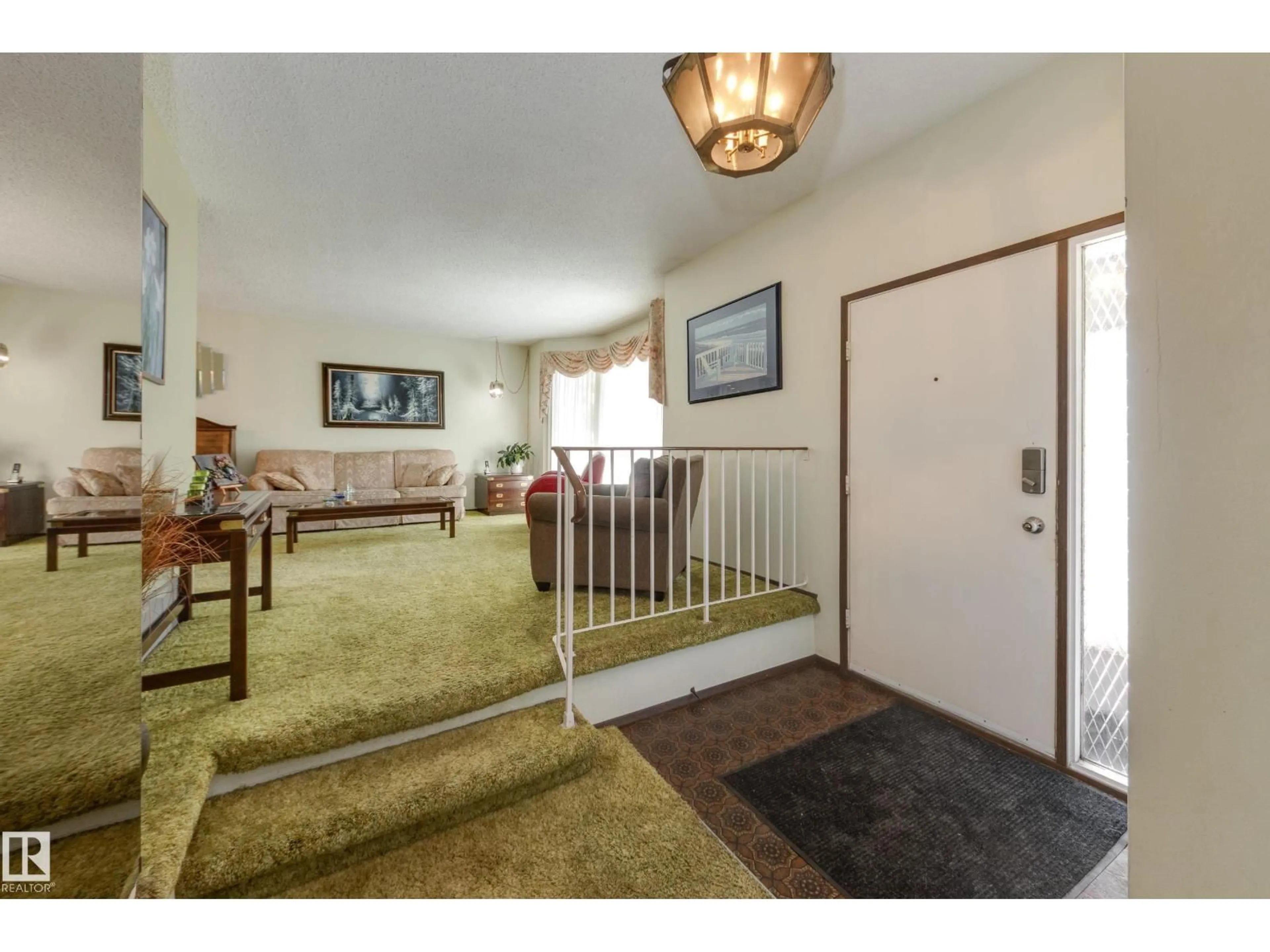 Indoor entryway for 18508 92 AV, Edmonton Alberta T5T1P4