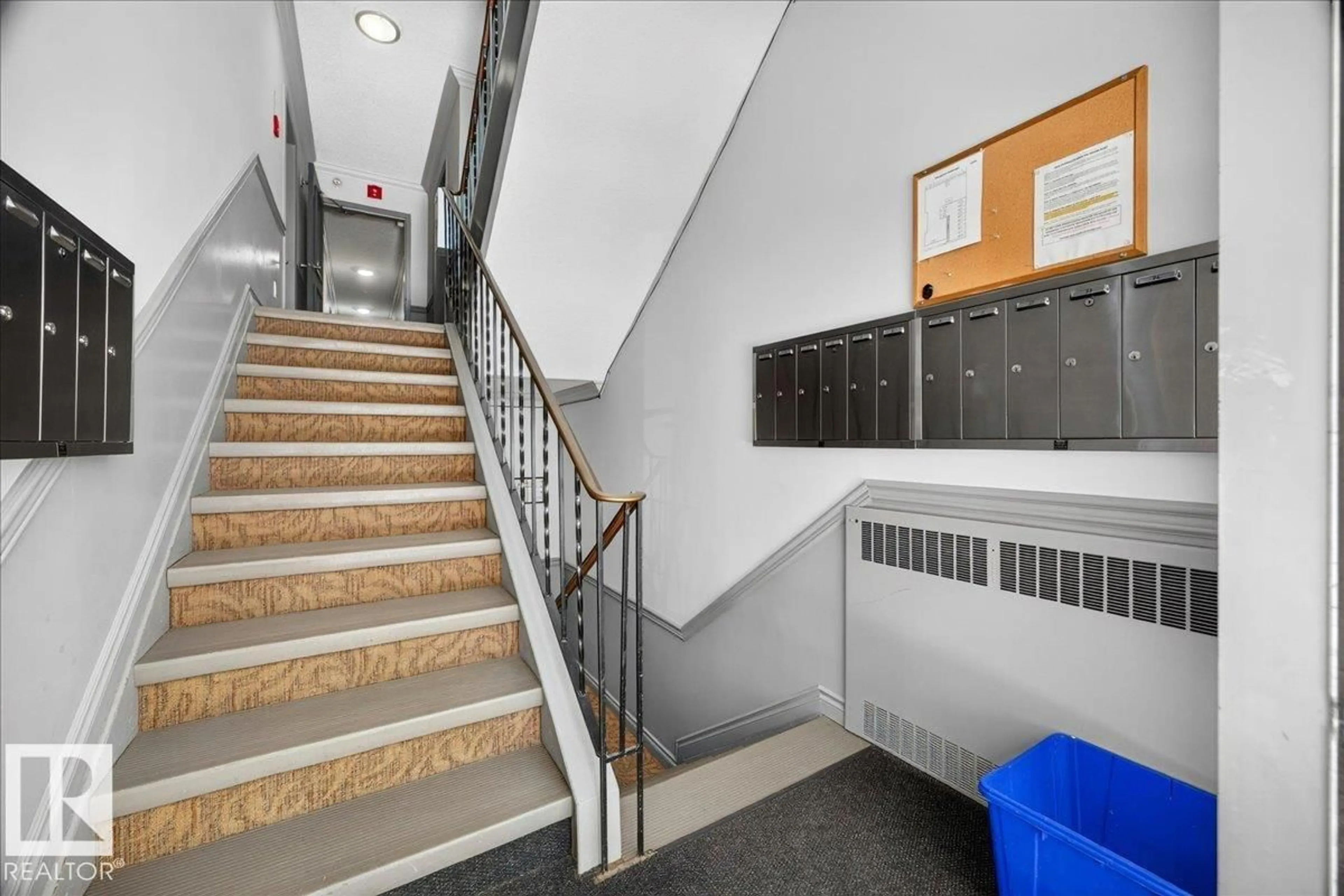 Indoor foyer for #33 - 10230 122 ST, Edmonton Alberta T5N1L9