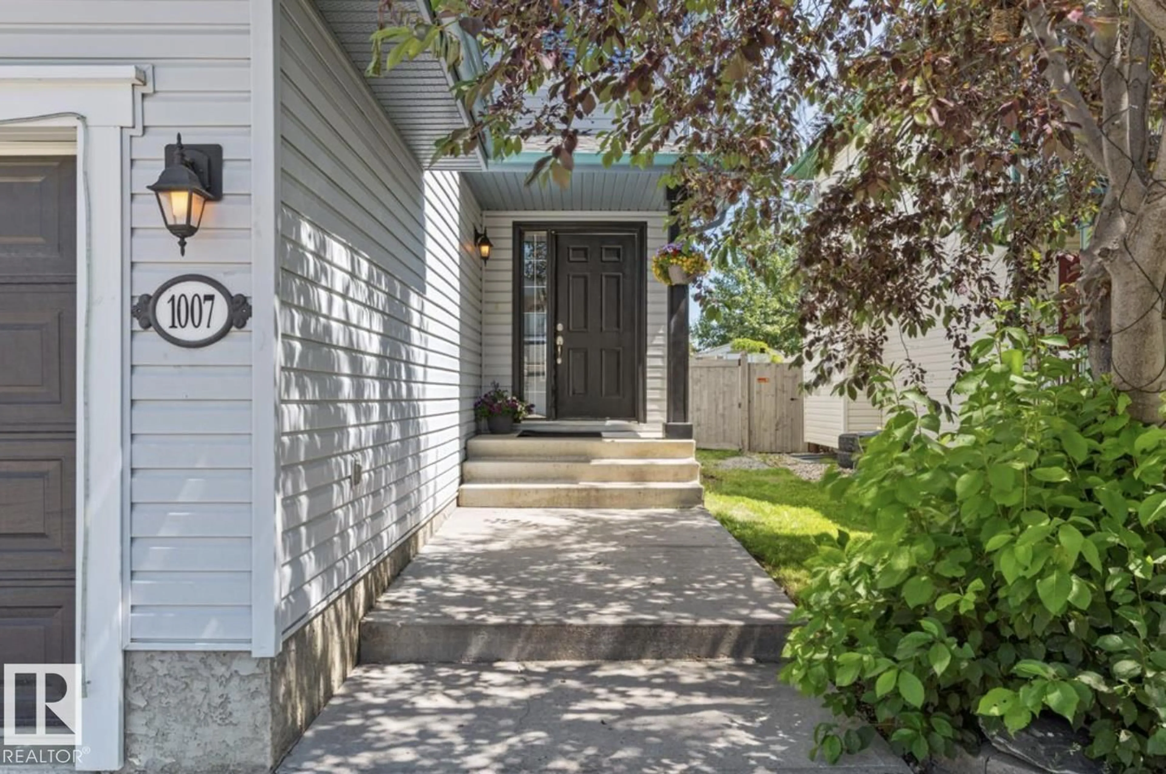 Indoor entryway for 1007 MACEWAN CL, Edmonton Alberta T6W1K2