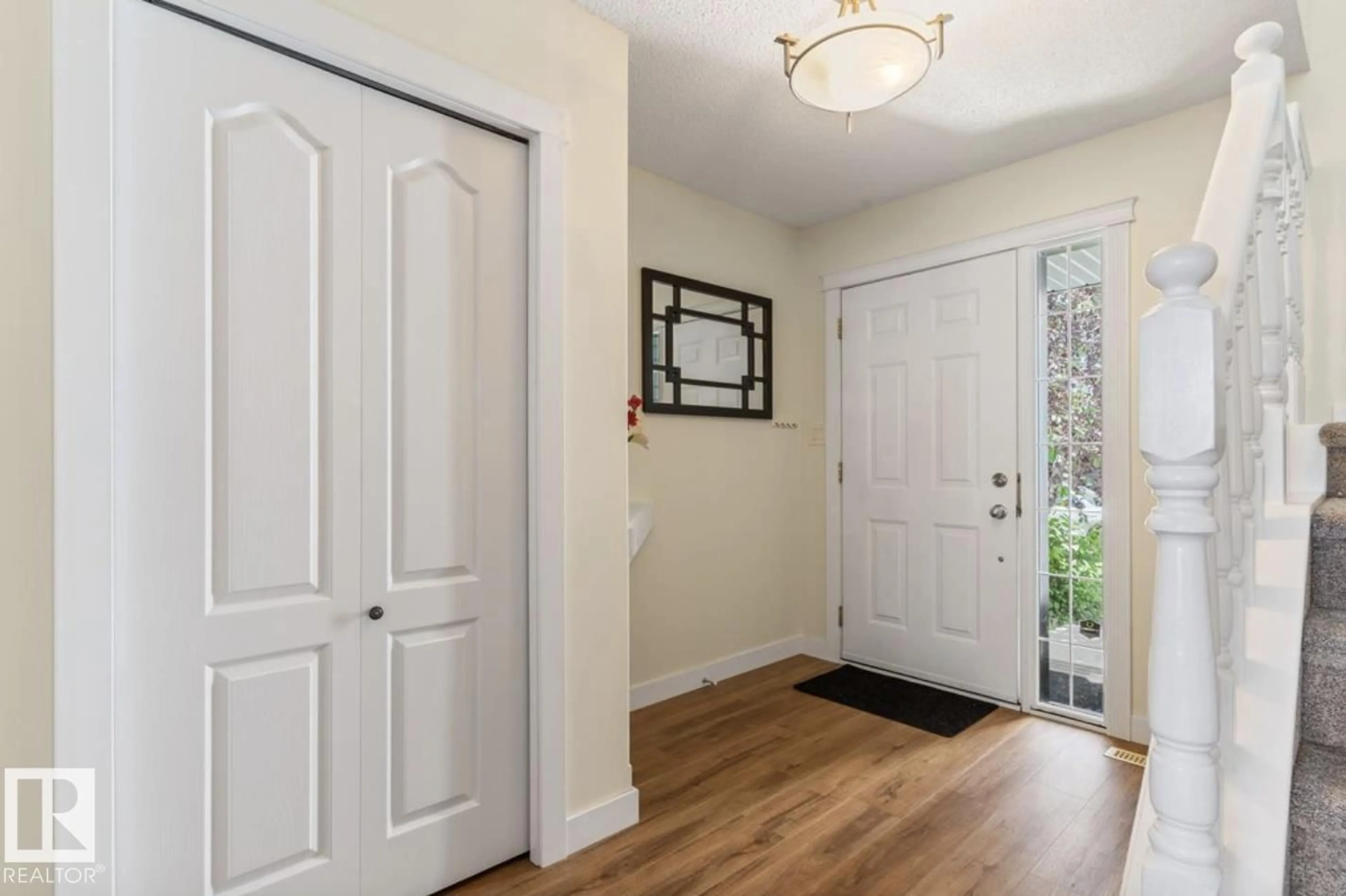Indoor entryway for 1007 MACEWAN CL, Edmonton Alberta T6W1K2