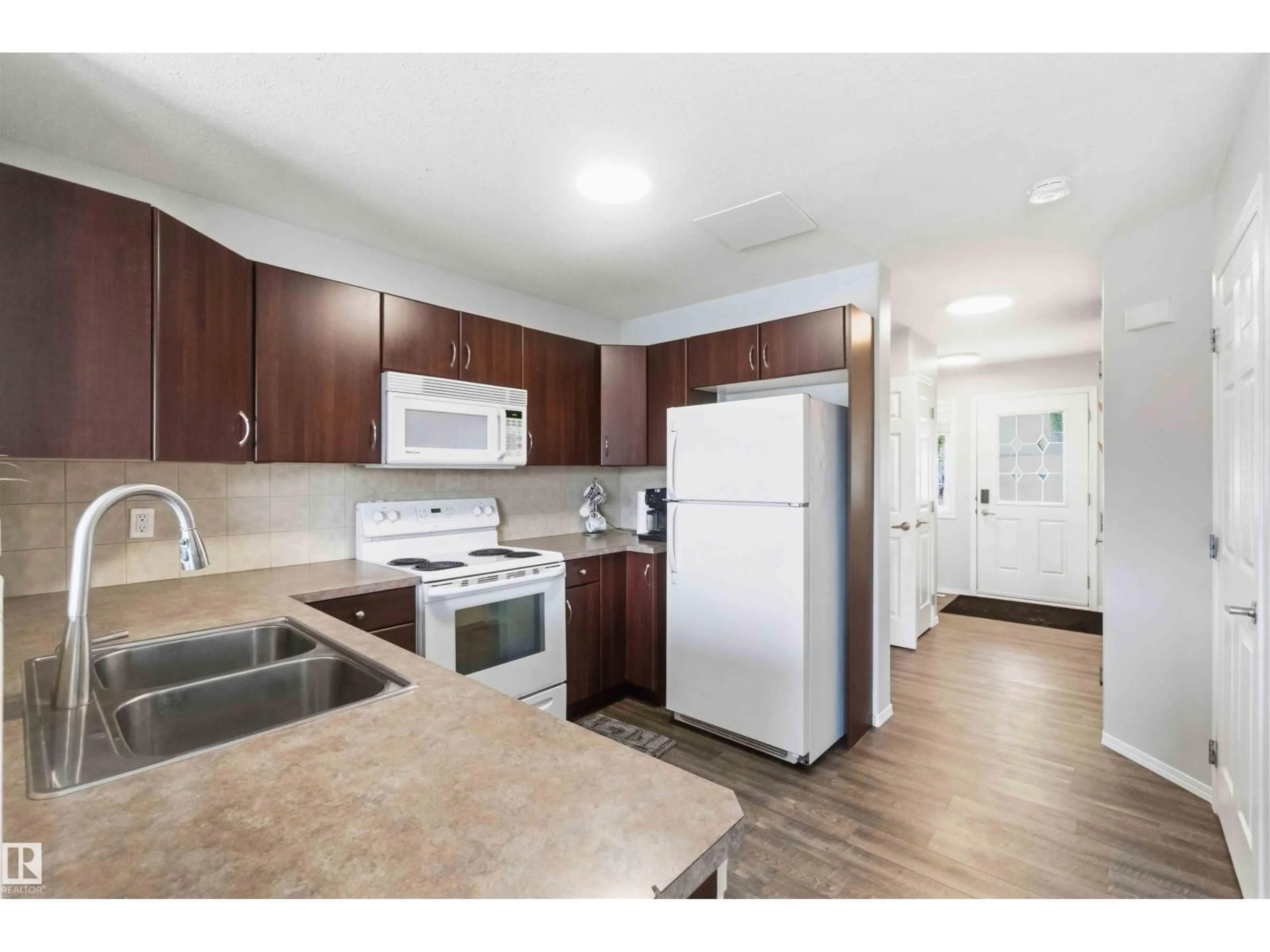 Standard kitchen, unknown for 123 GALLOWAY WD, Fort Saskatchewan Alberta T8L0B9